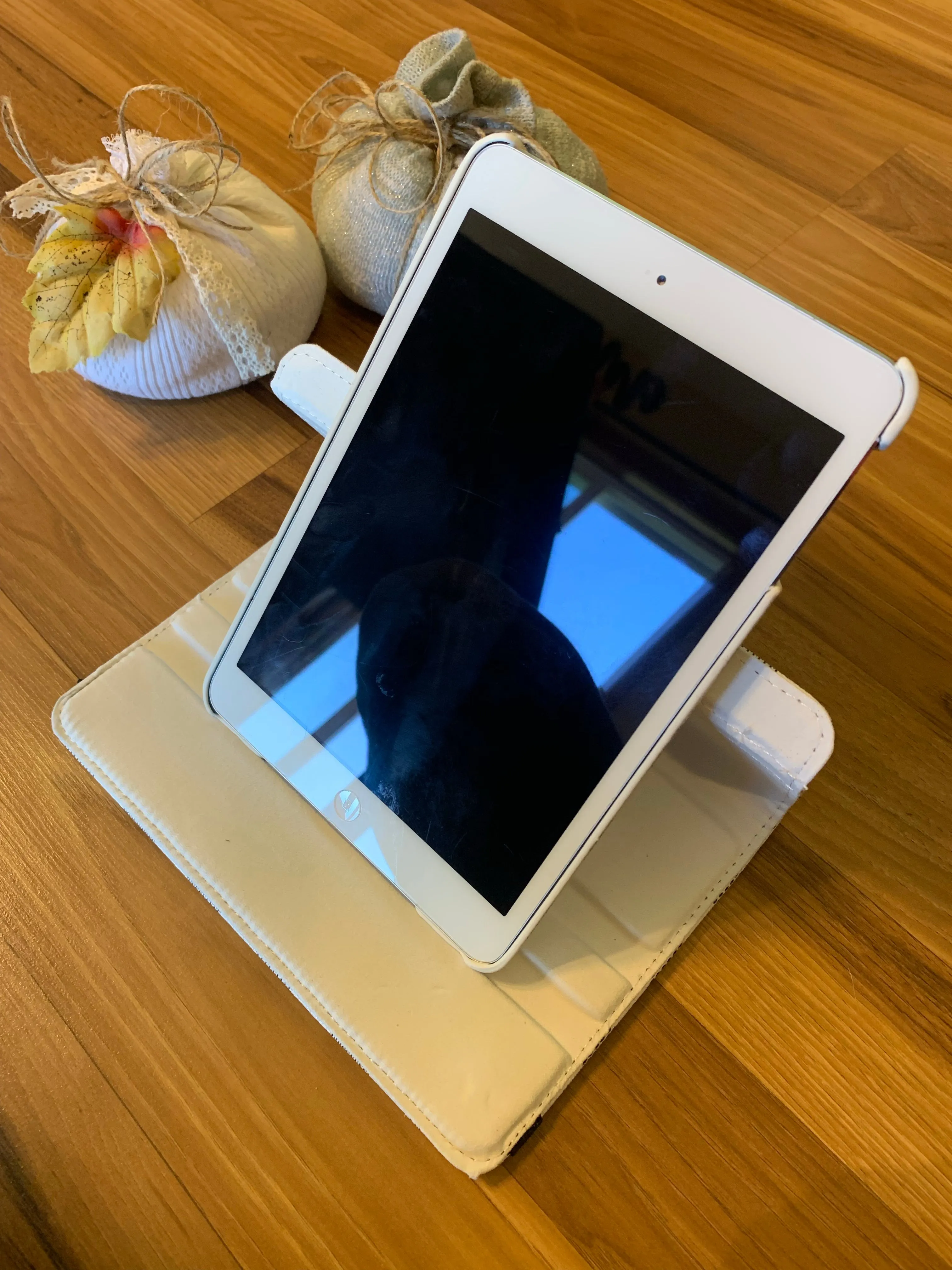 { Apple ipad mini case holder } Plaid check designer inspired. Rotated so you can prop up for easy viewing. 7.9 inch. 3 colors!