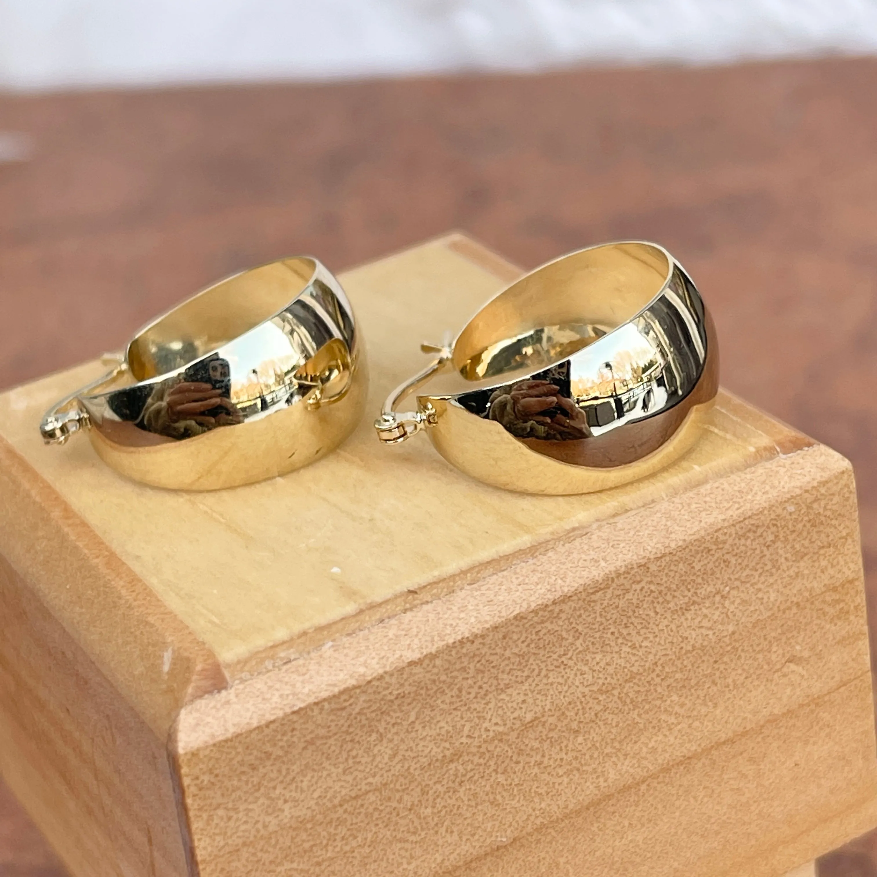10KT Yellow Gold Shiny 10.5mm Tapered Round Hoop Earrings 21mm