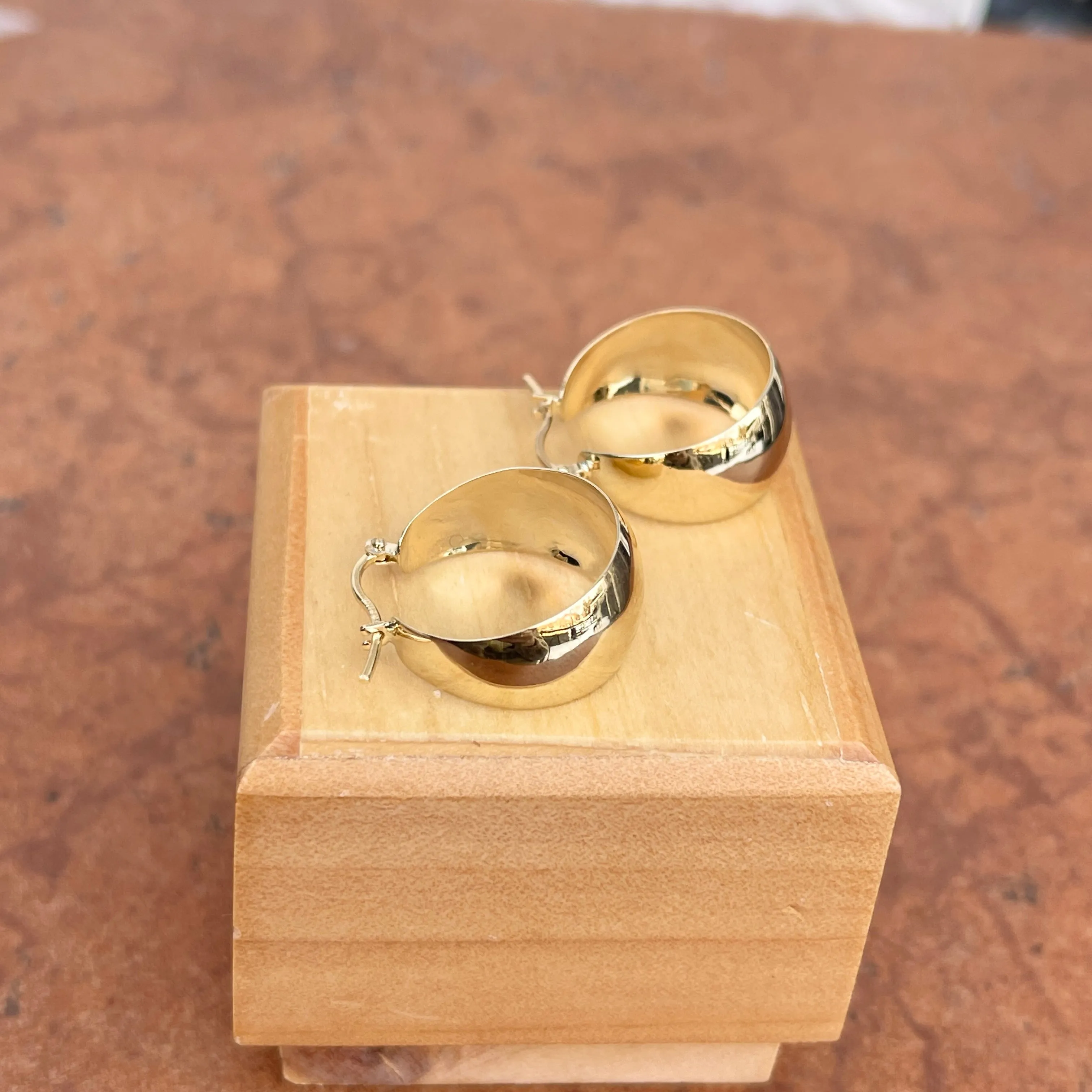 10KT Yellow Gold Shiny 10.5mm Tapered Round Hoop Earrings 21mm