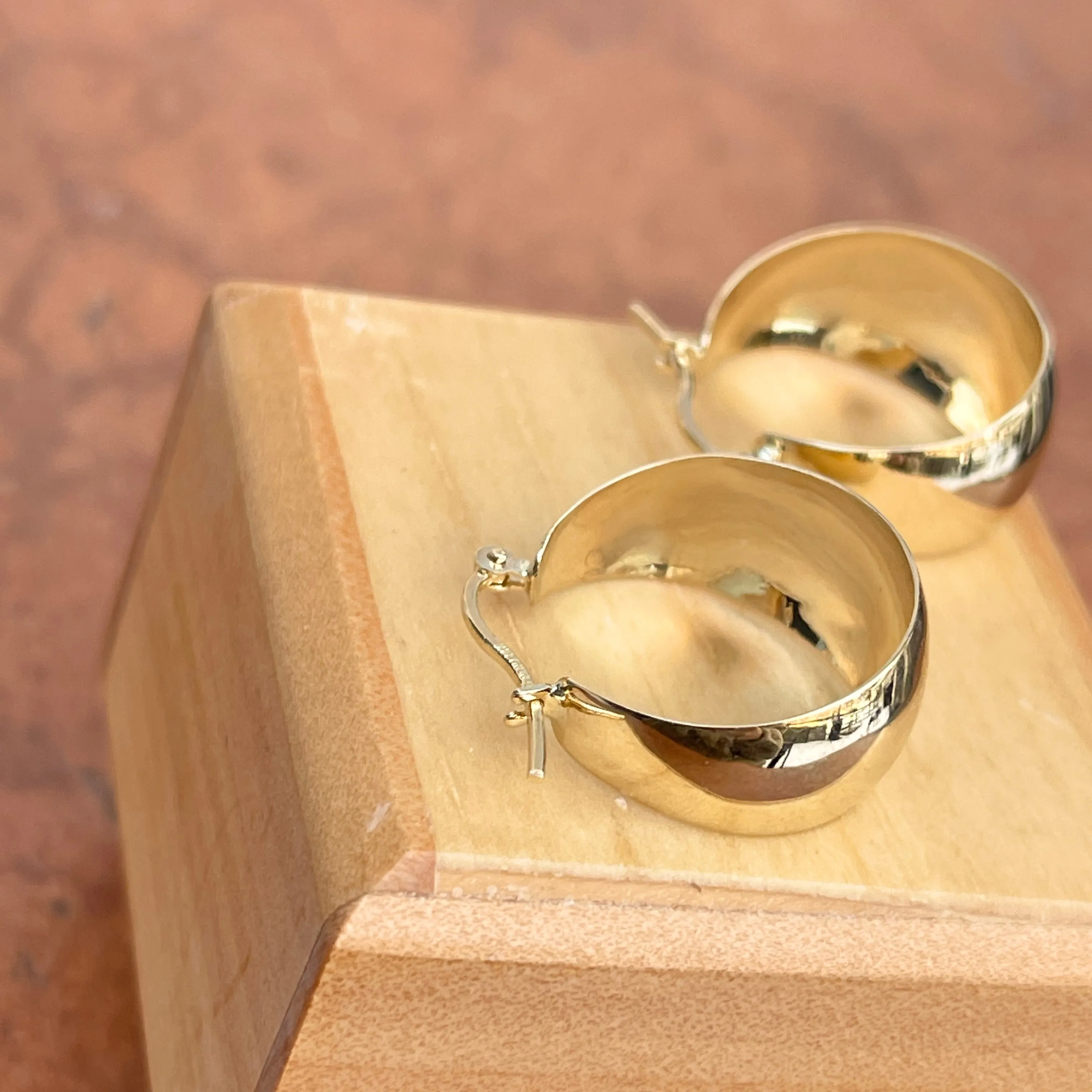 10KT Yellow Gold Shiny 10.5mm Tapered Round Hoop Earrings 21mm