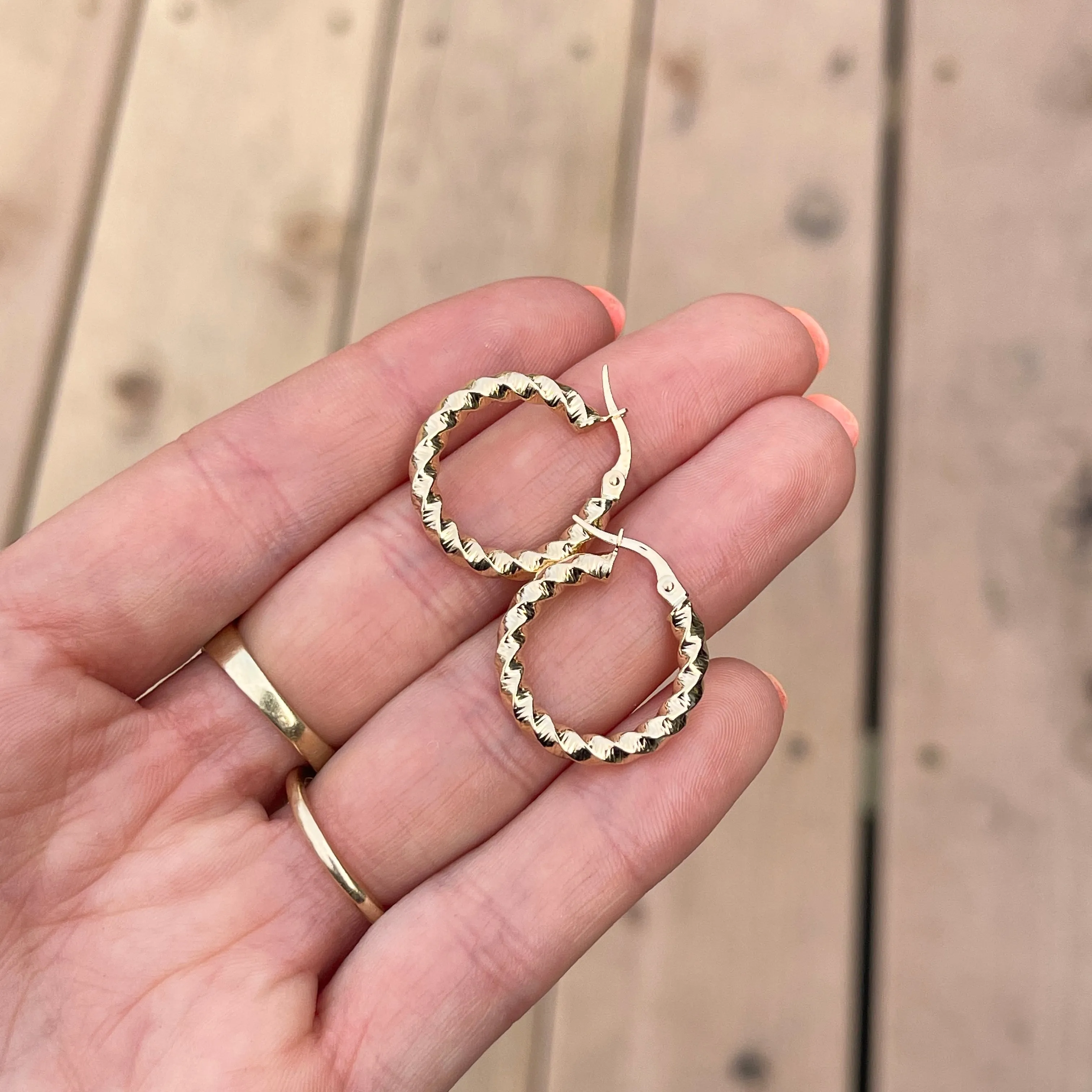 14KT Yellow Gold Polished Twisted 3mm Tube Hoop Earrings 20mm