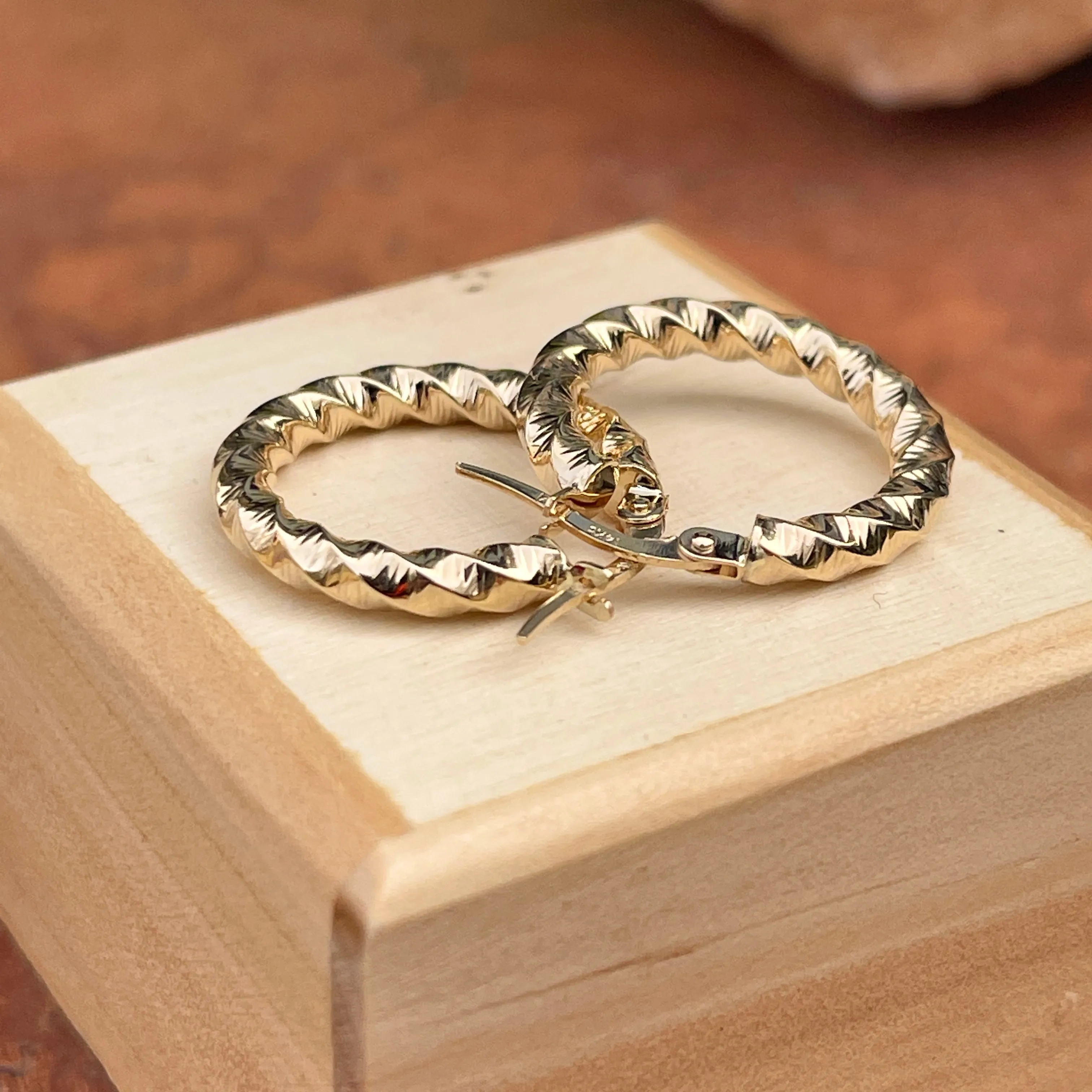 14KT Yellow Gold Polished Twisted 3mm Tube Hoop Earrings 20mm