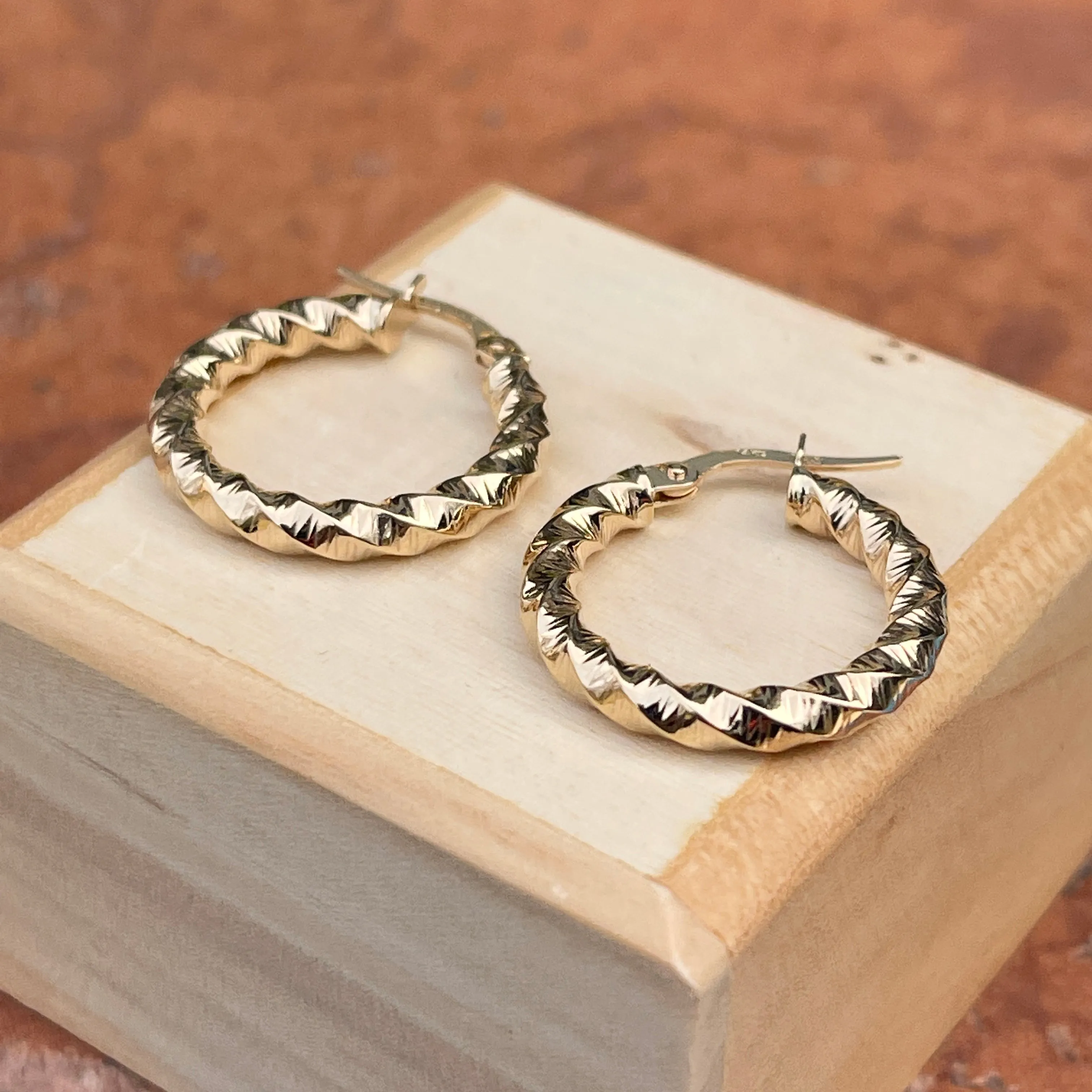 14KT Yellow Gold Polished Twisted 3mm Tube Hoop Earrings 20mm