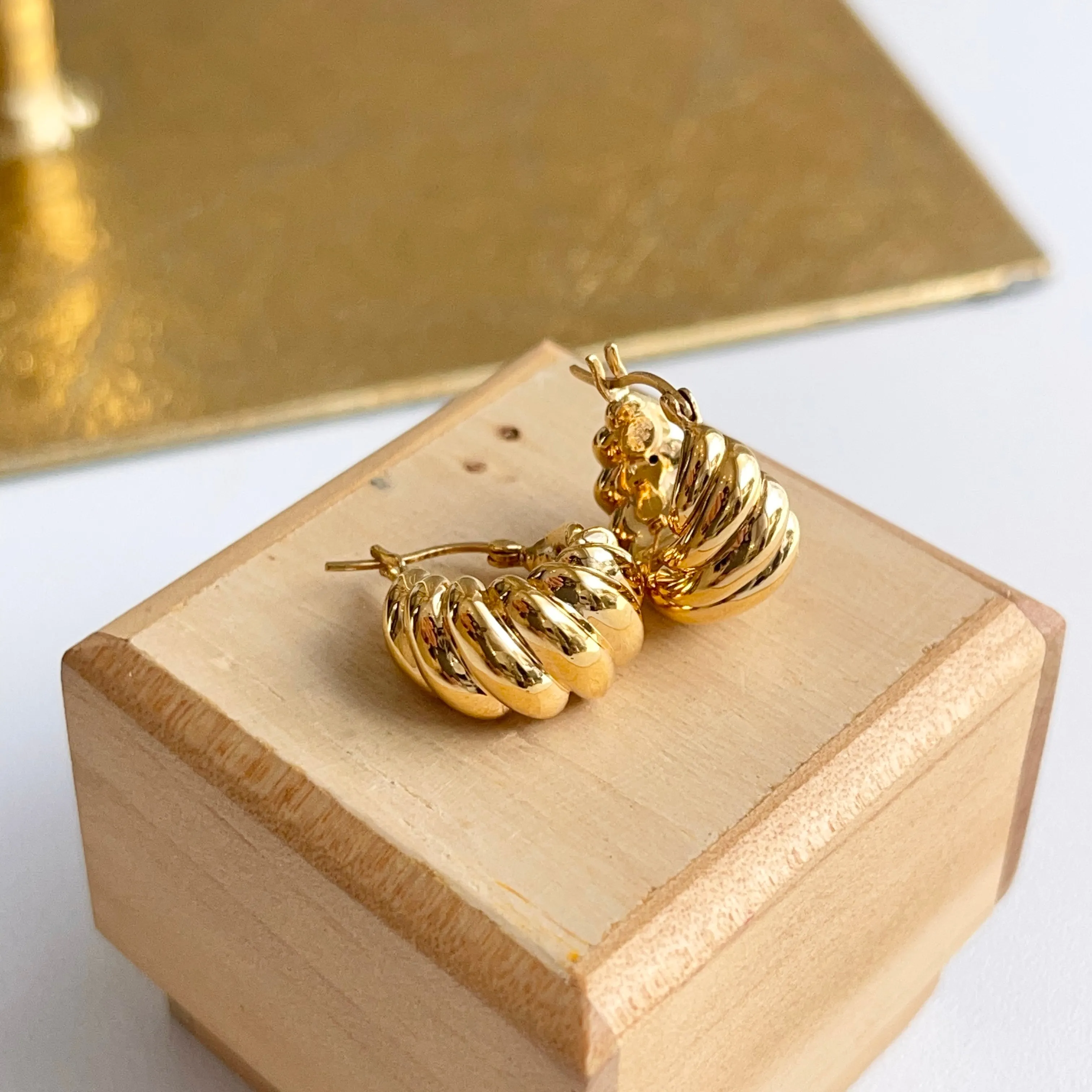 14KT Yellow Gold Ribbed Tapered Huggie Hoop Earrings 16mm