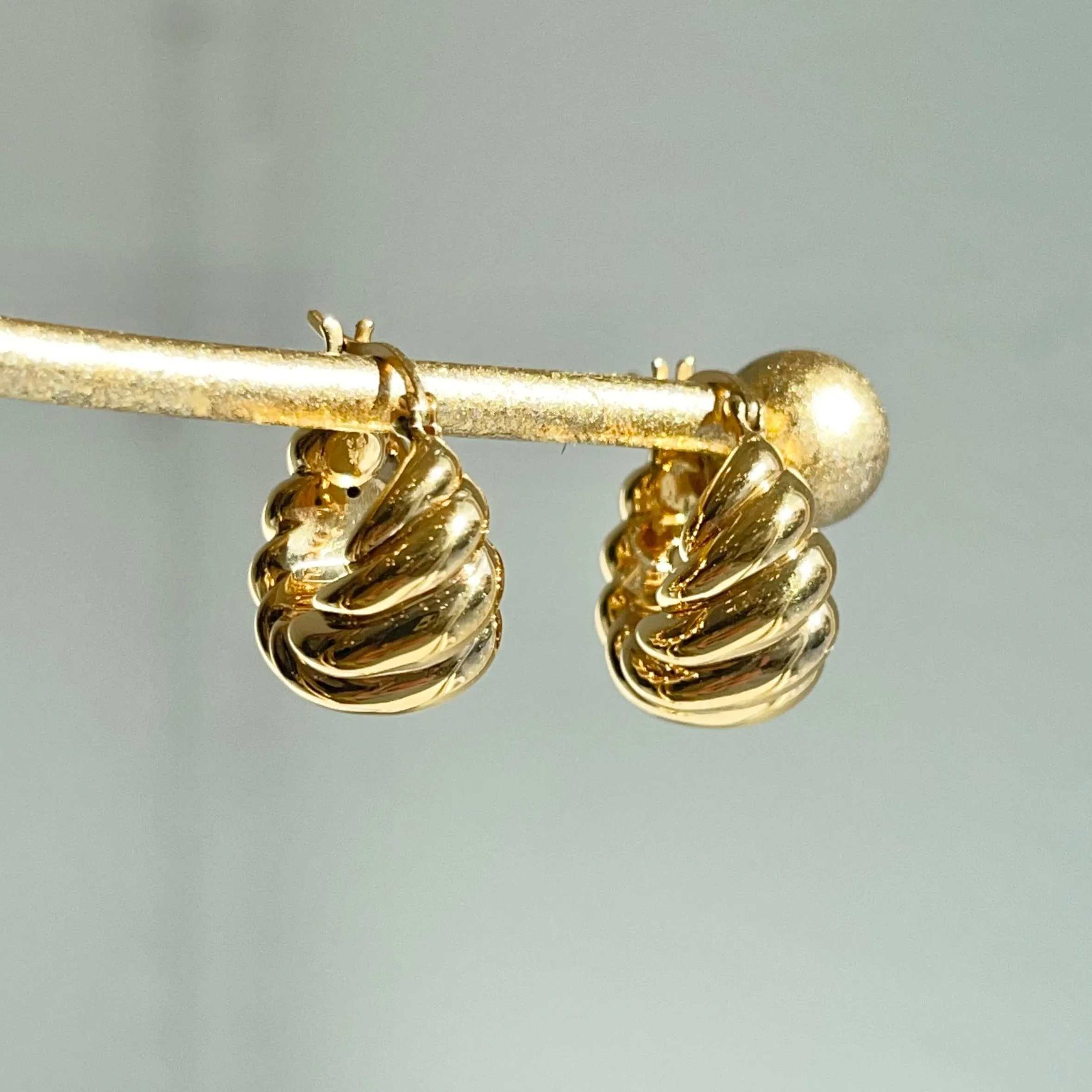 14KT Yellow Gold Ribbed Tapered Huggie Hoop Earrings 16mm