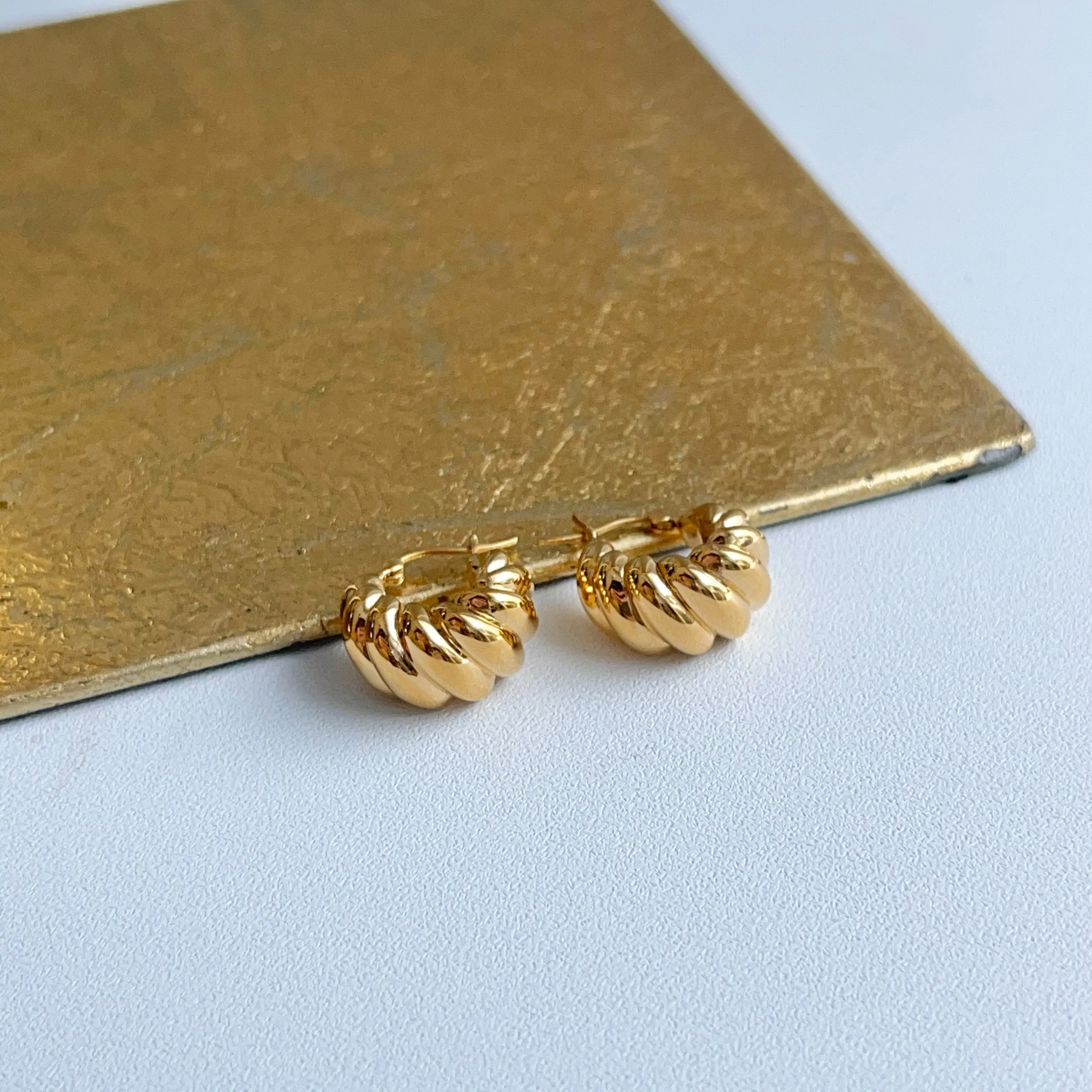 14KT Yellow Gold Ribbed Tapered Huggie Hoop Earrings 16mm