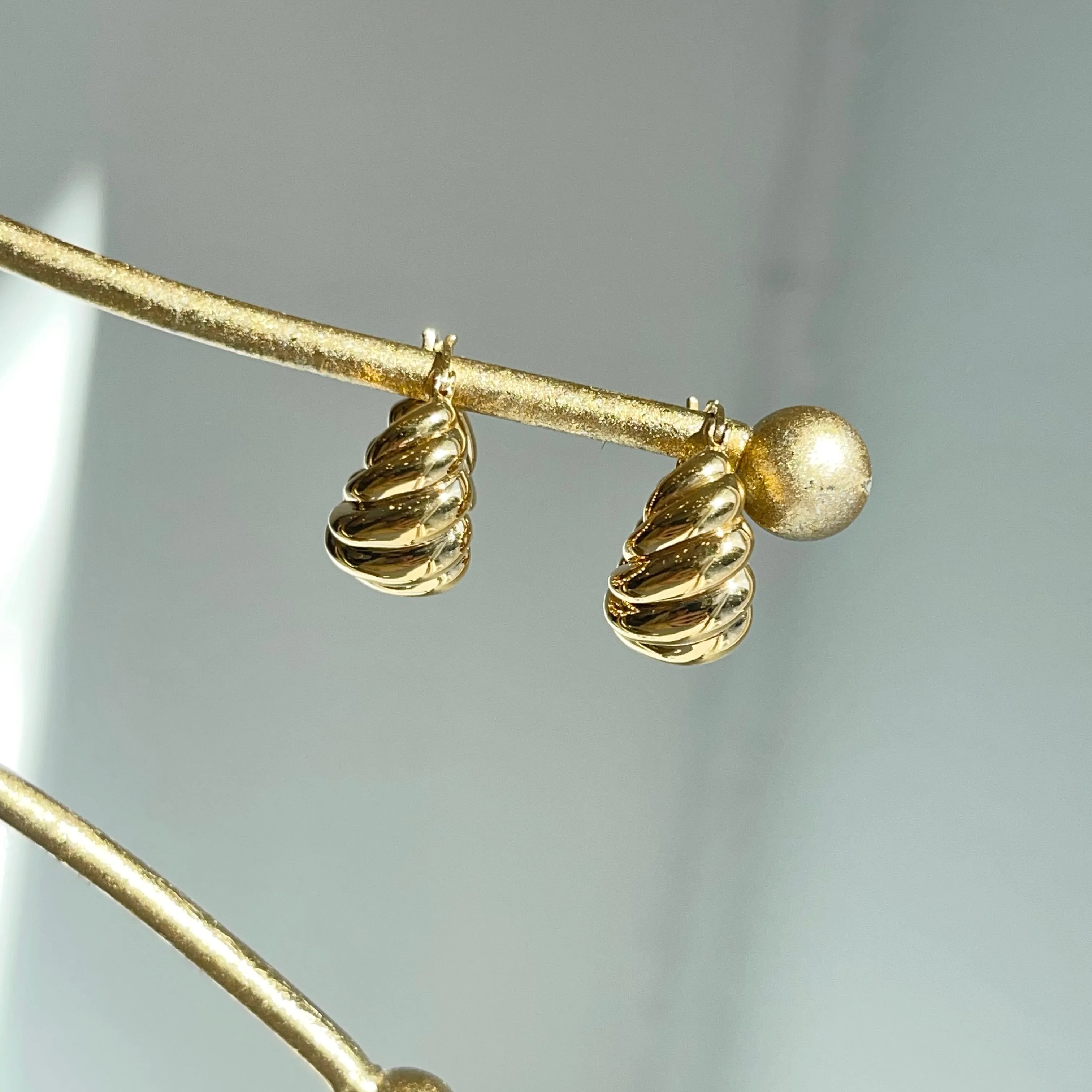 14KT Yellow Gold Ribbed Tapered Huggie Hoop Earrings 16mm