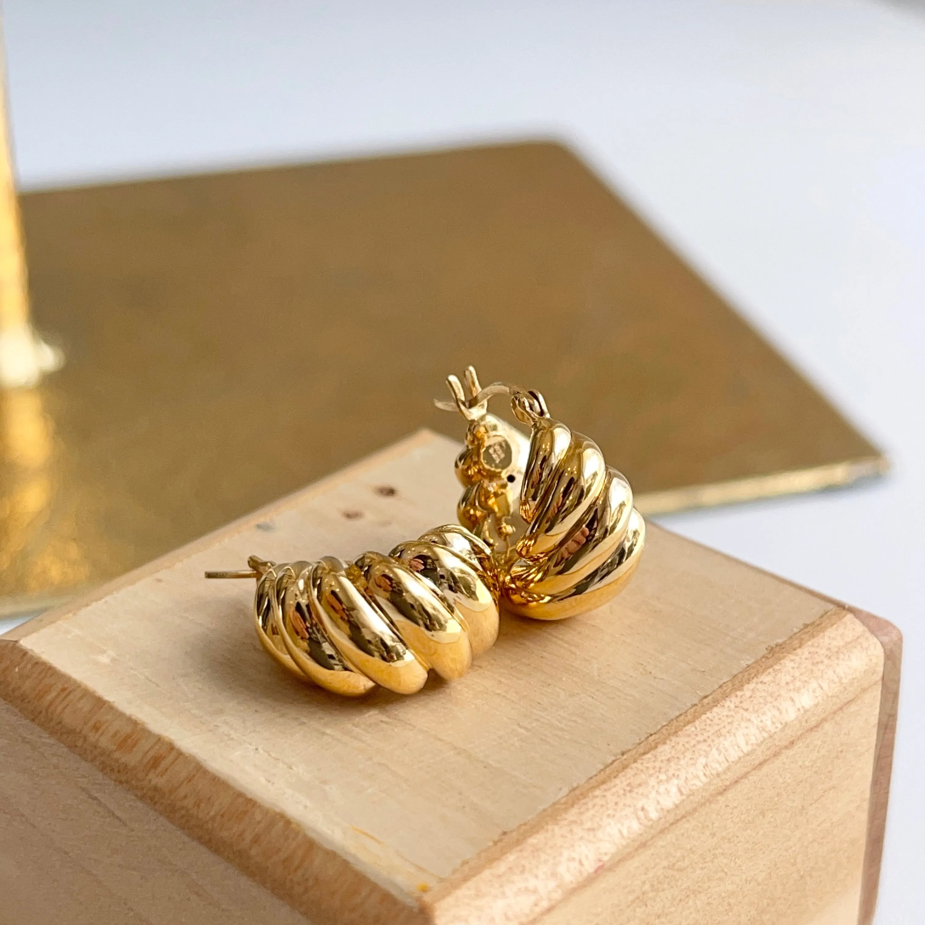 14KT Yellow Gold Ribbed Tapered Huggie Hoop Earrings 16mm