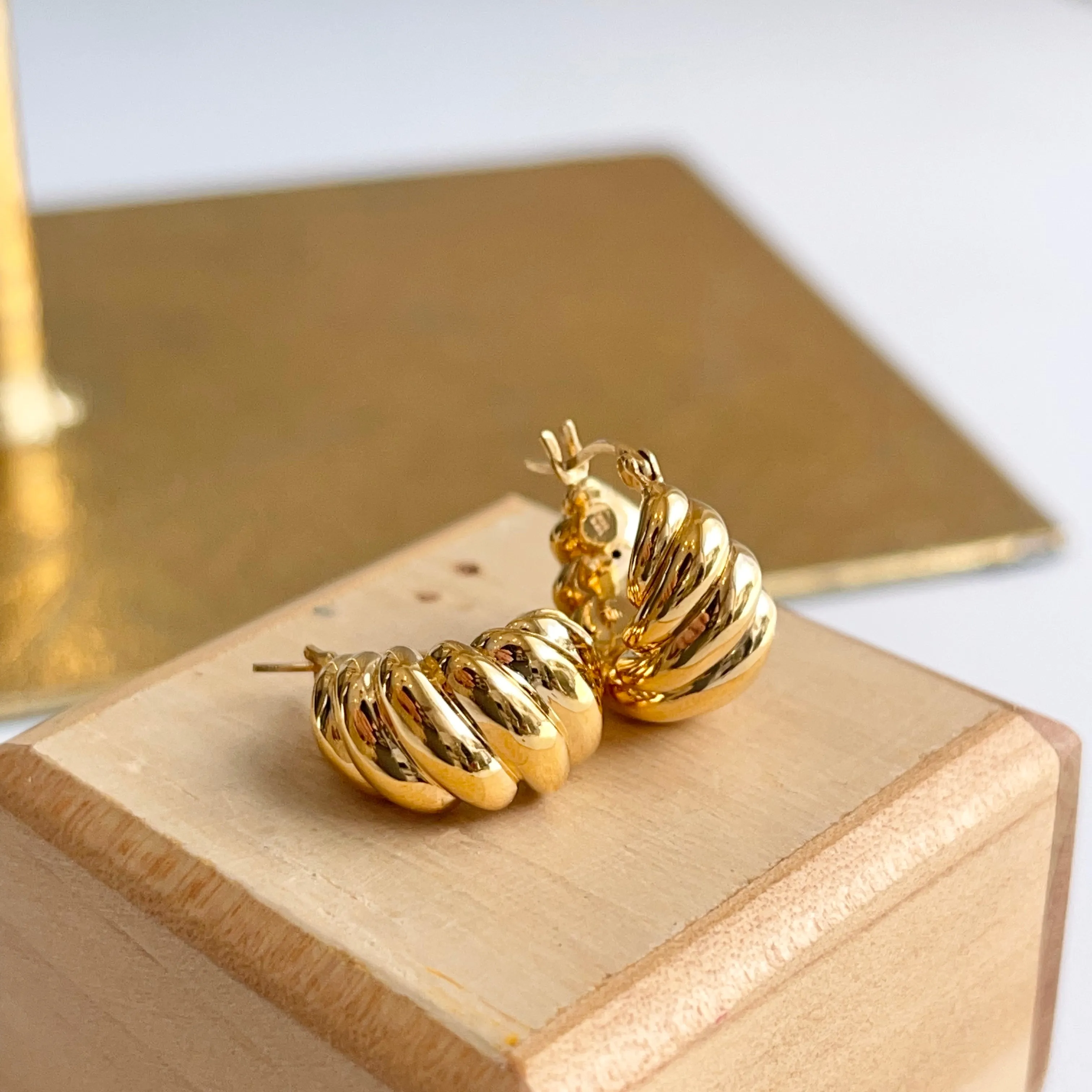 14KT Yellow Gold Ribbed Tapered Huggie Hoop Earrings 16mm