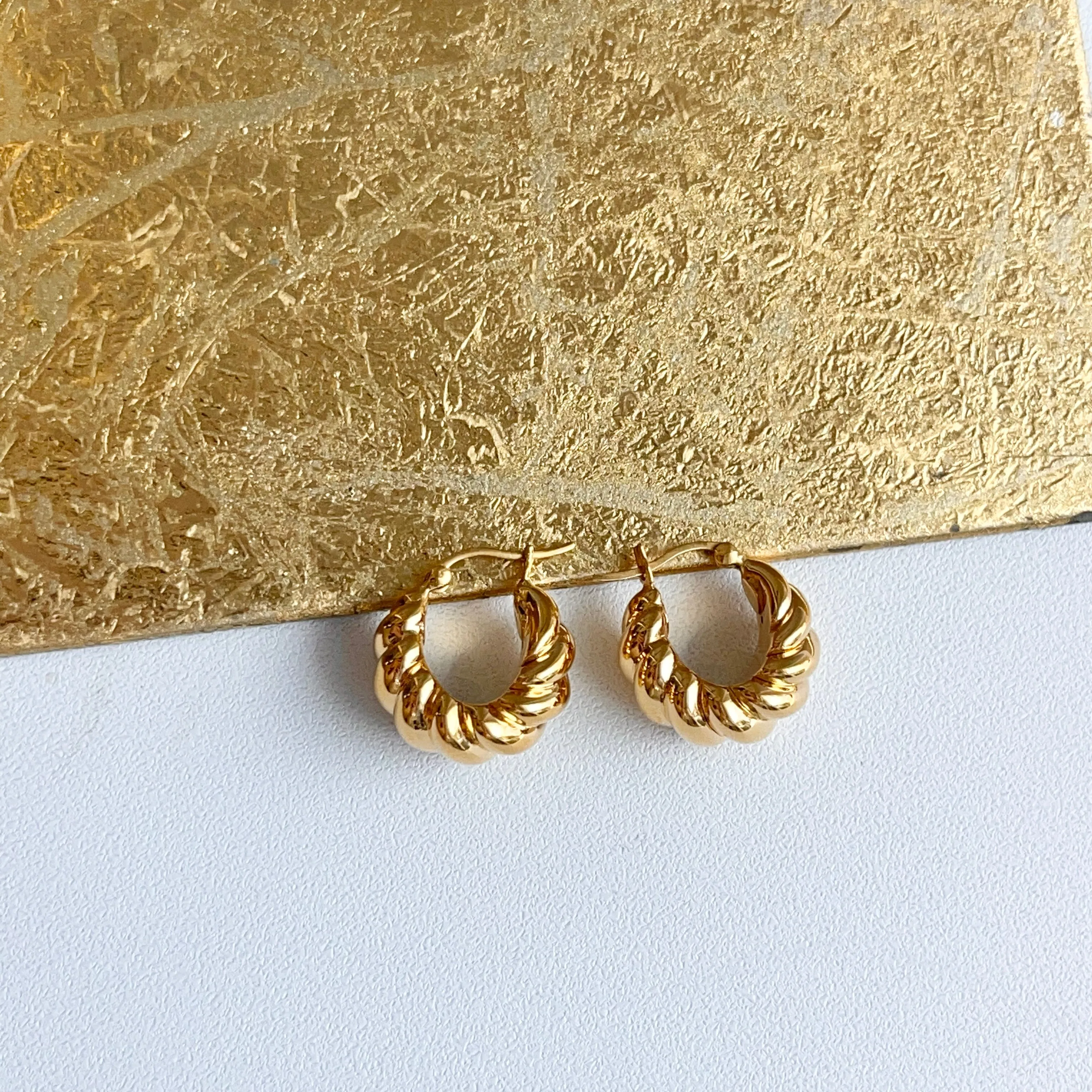 14KT Yellow Gold Ribbed Tapered Huggie Hoop Earrings 16mm