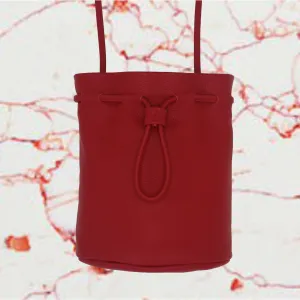 Benchcraft Beauty, red