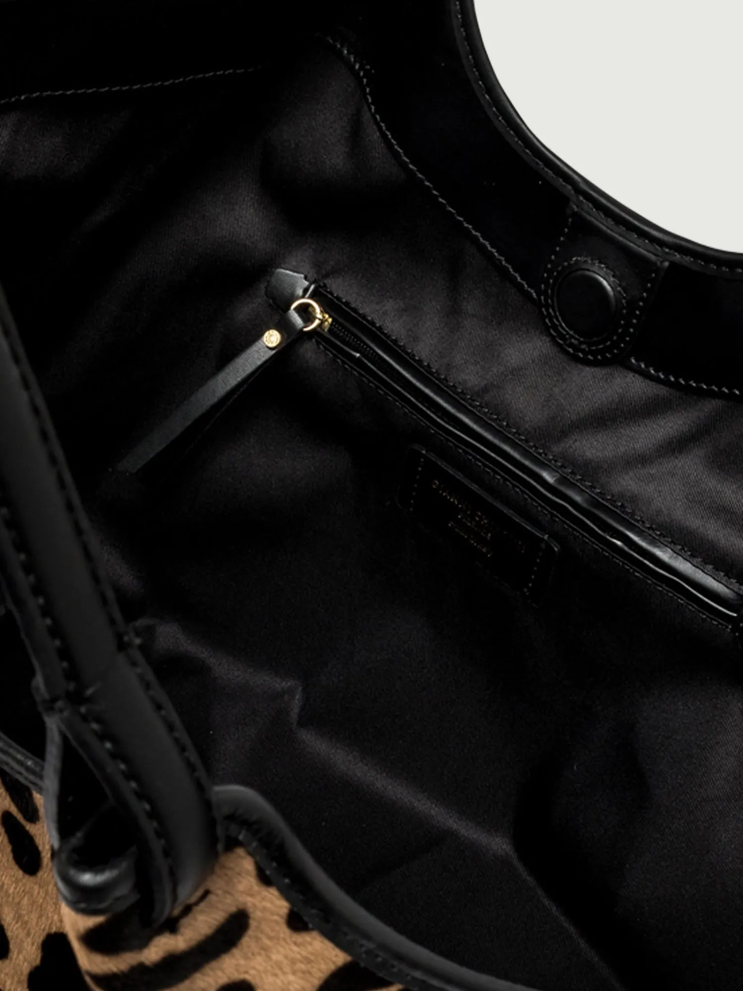 Borsa a spalla Dua in pelle color leo macchia nero-nero