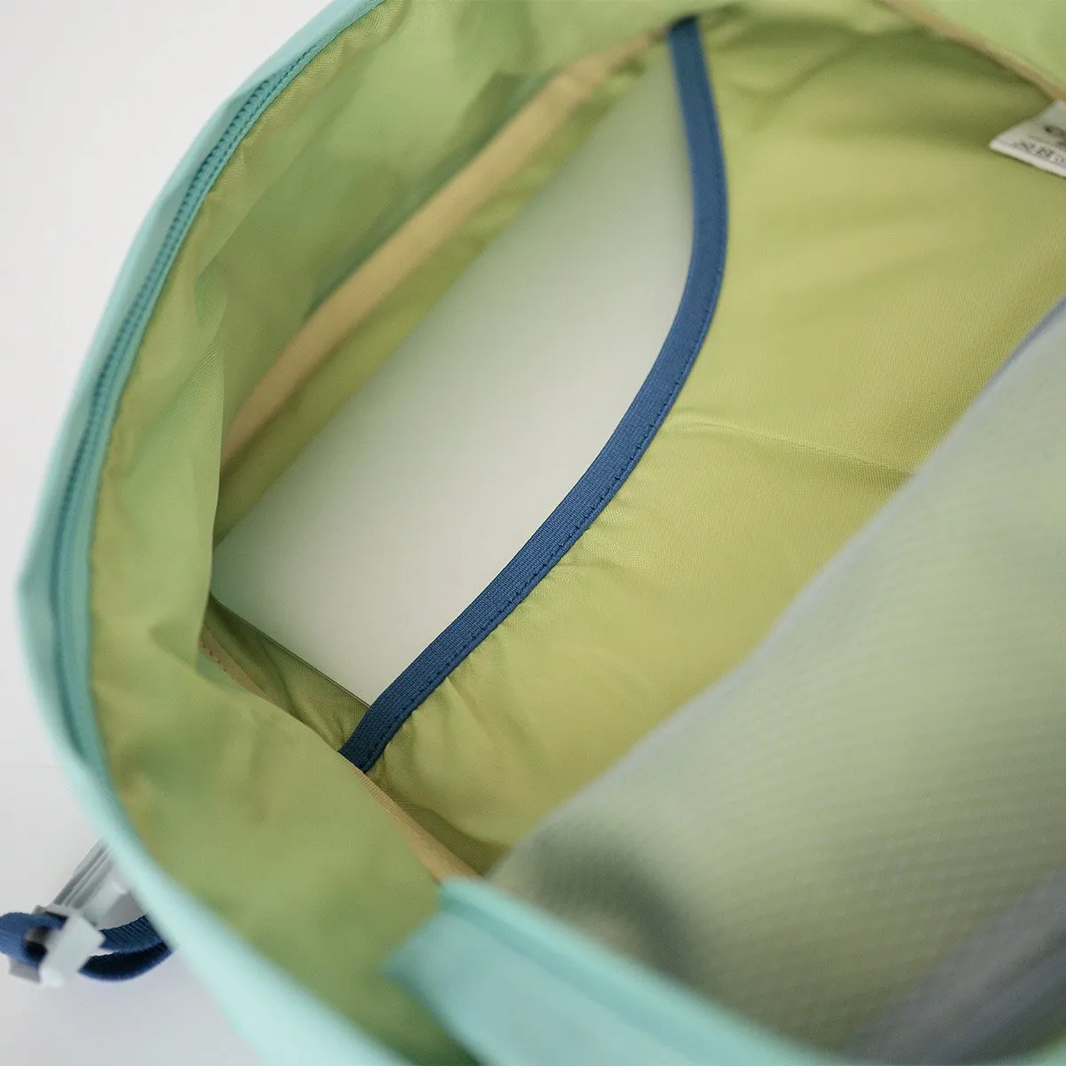 CabinZero Classic 28L (Green Lagoon)