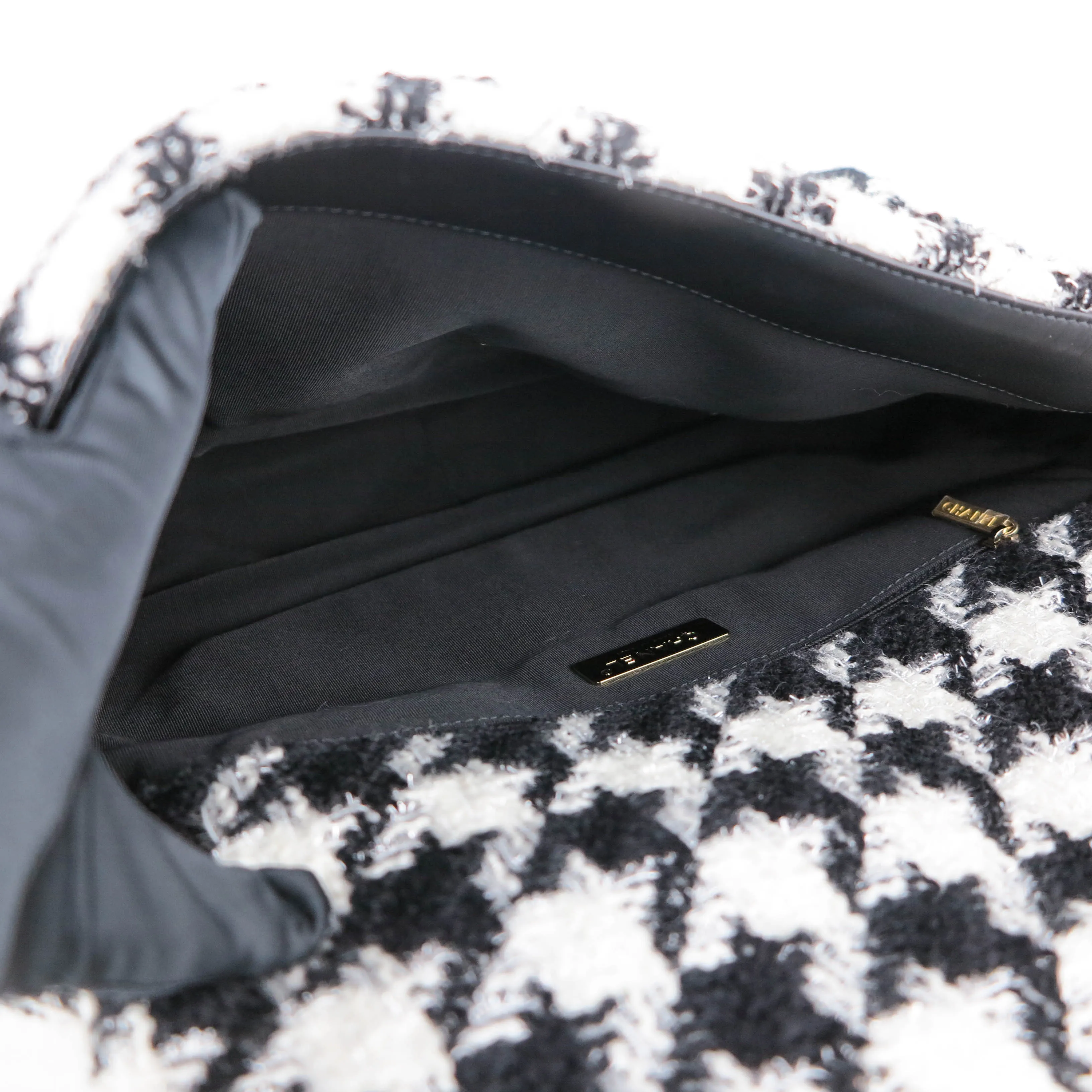 CHANEL 19 Maxi Flap Bag in 19K Houndstooth Tweed Black White