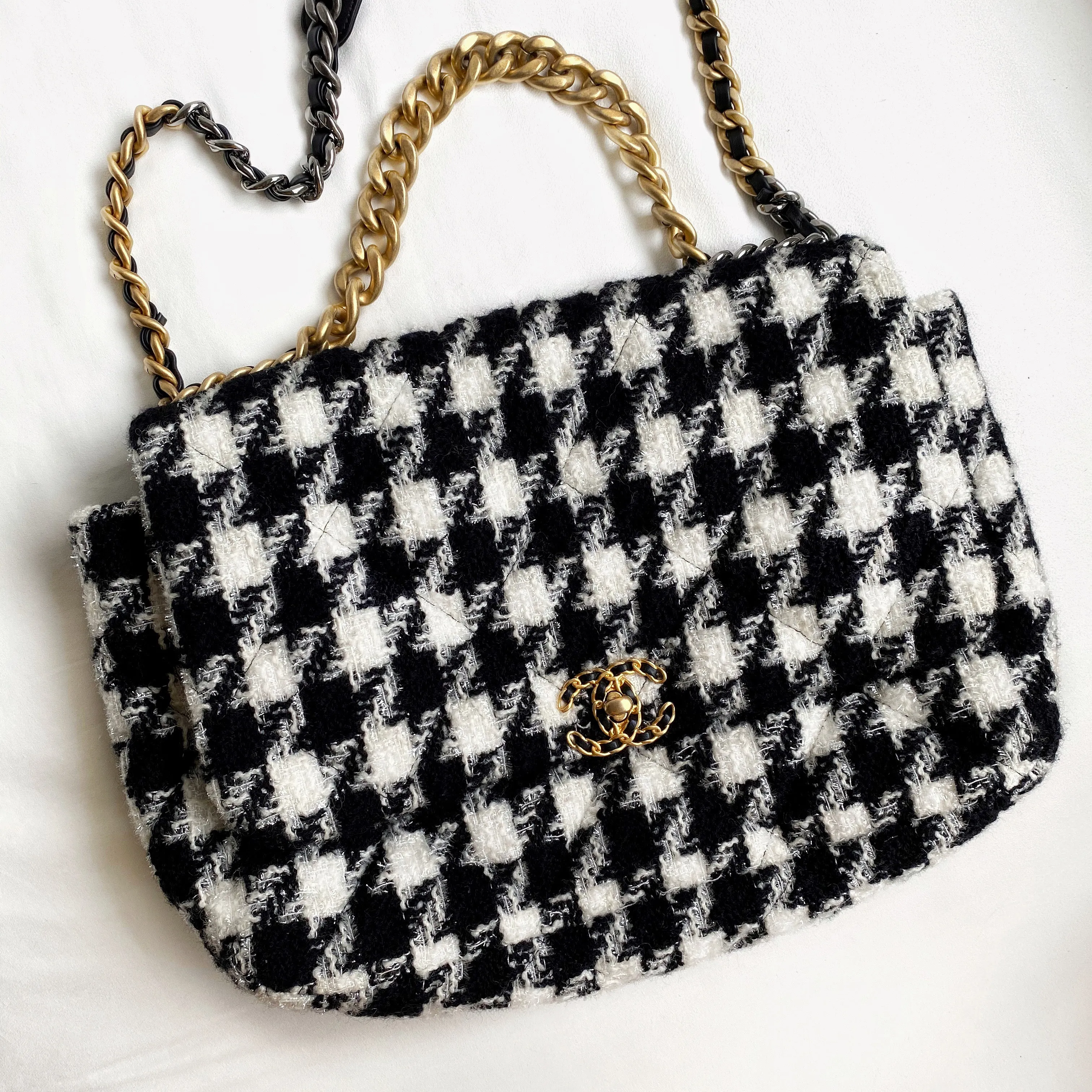 CHANEL 19 Maxi Flap Bag in 19K Houndstooth Tweed Black White