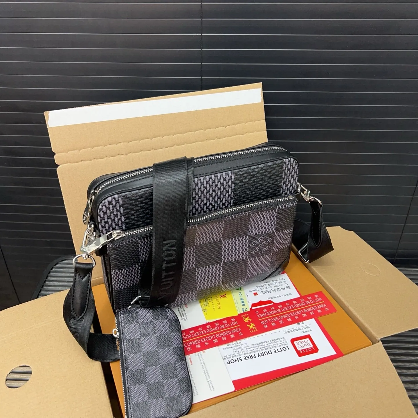 Chic plaid crossbody bag