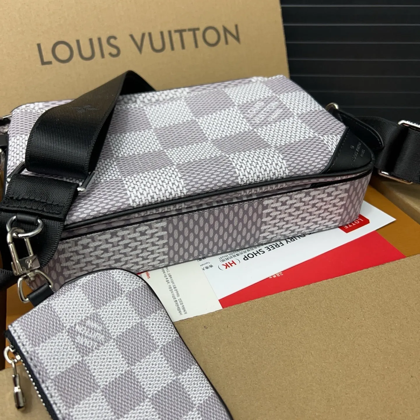 Chic plaid crossbody bag