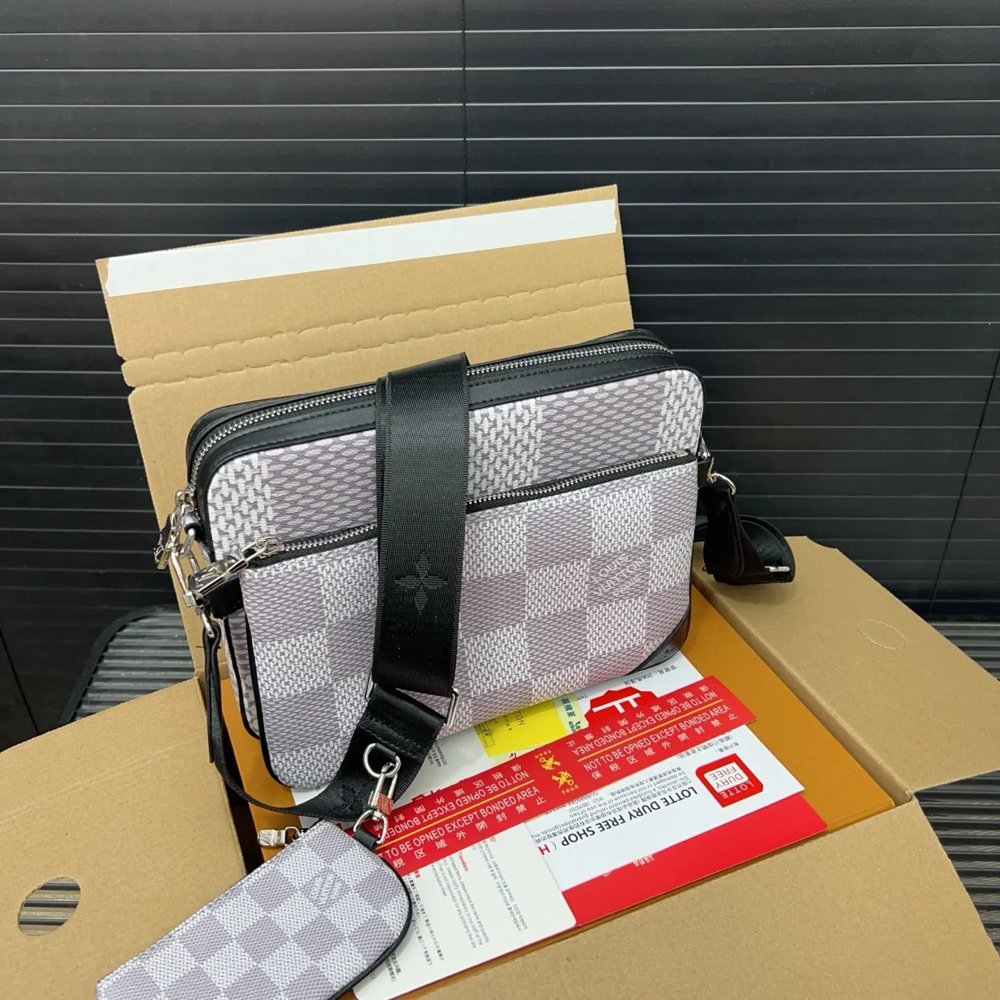 Chic plaid crossbody bag