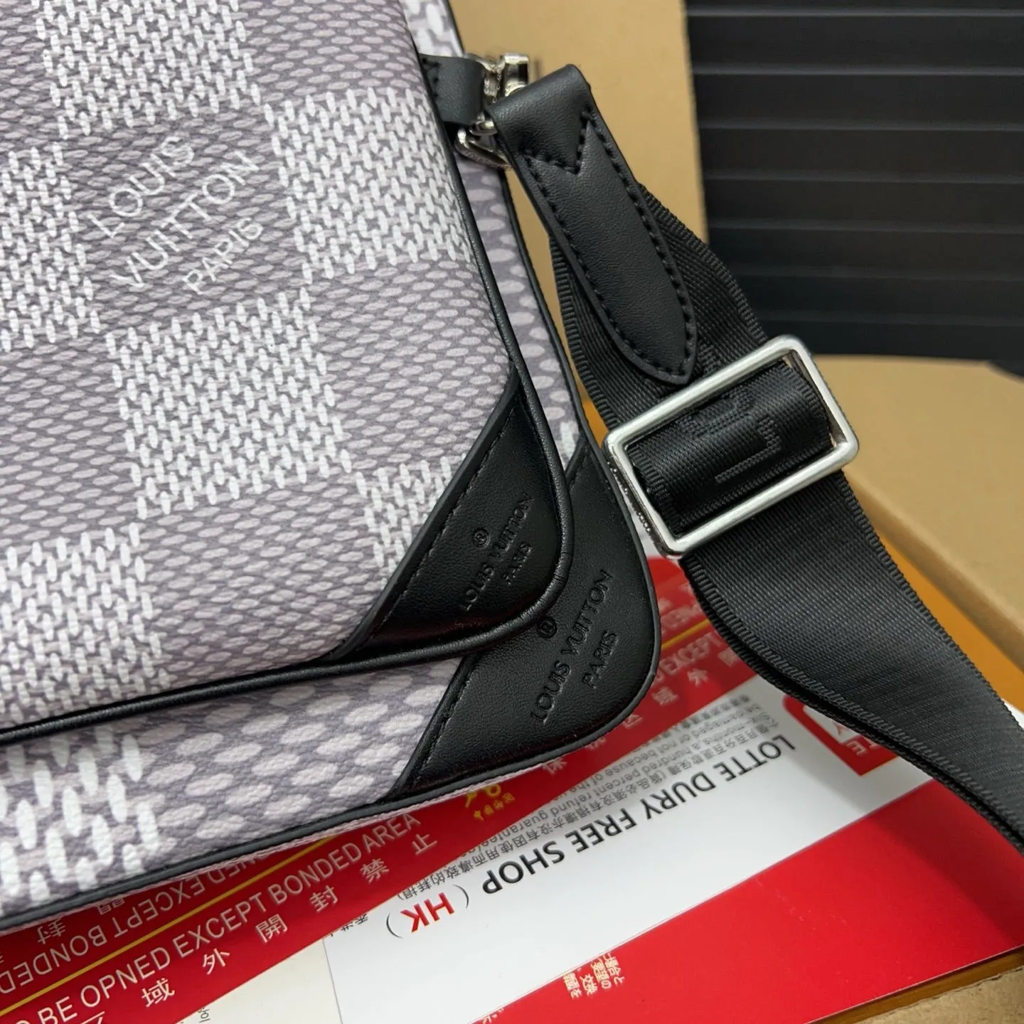 Chic plaid crossbody bag