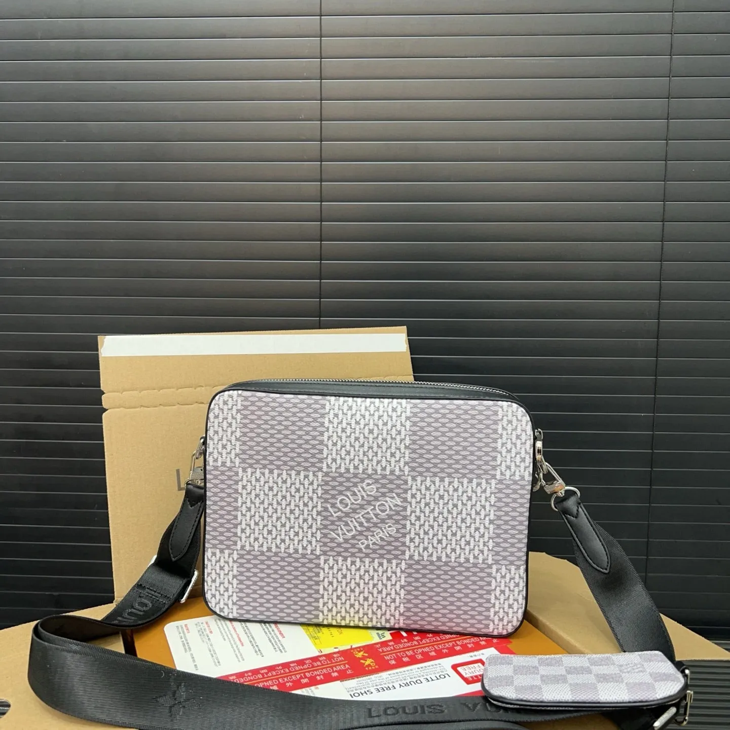 Chic plaid crossbody bag