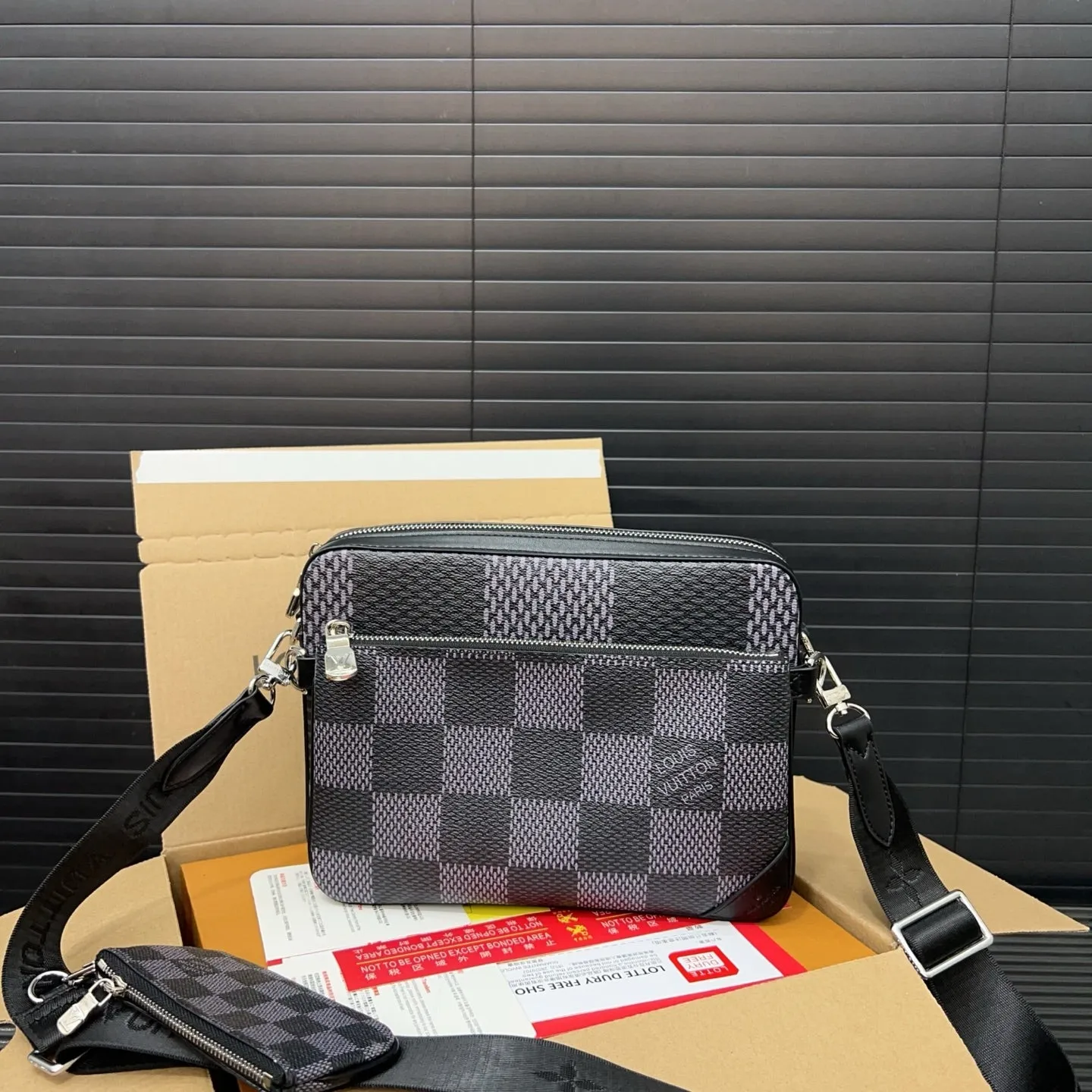 Chic plaid crossbody bag