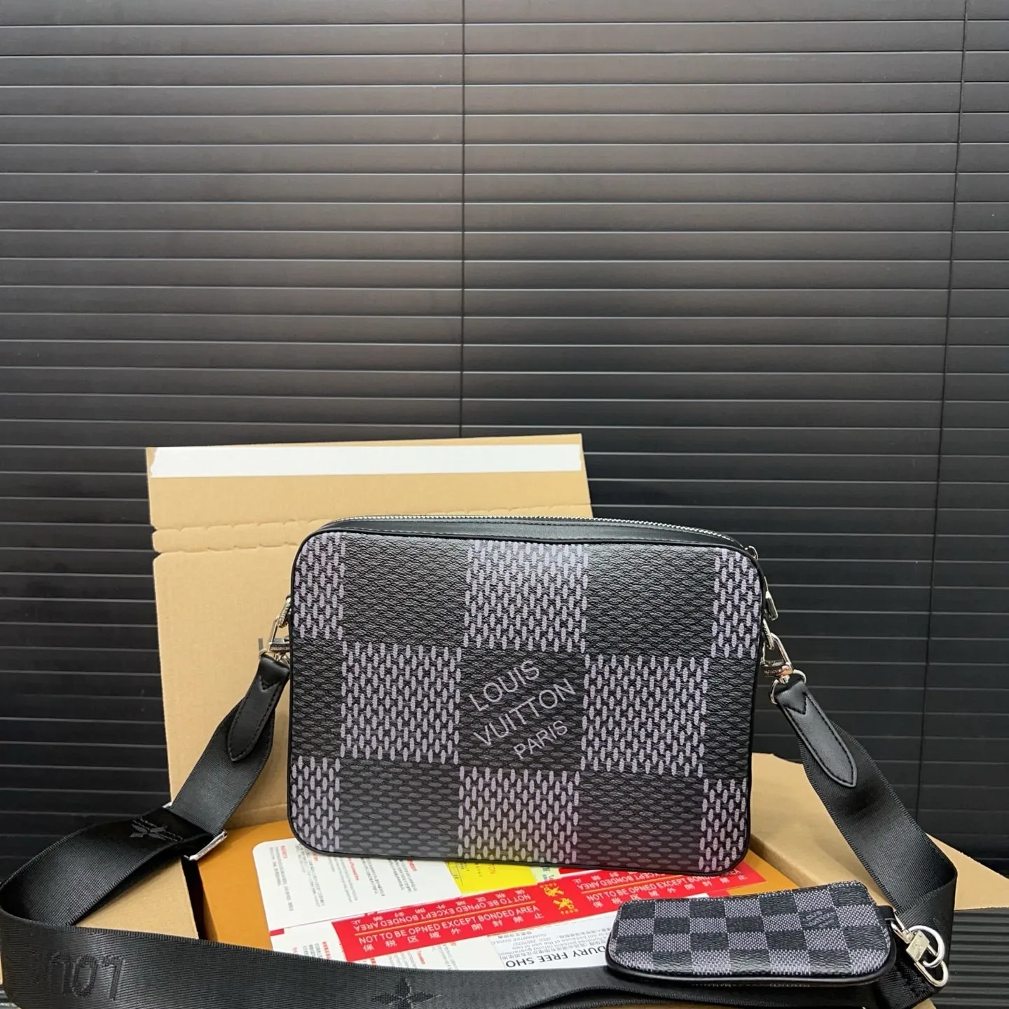 Chic plaid crossbody bag