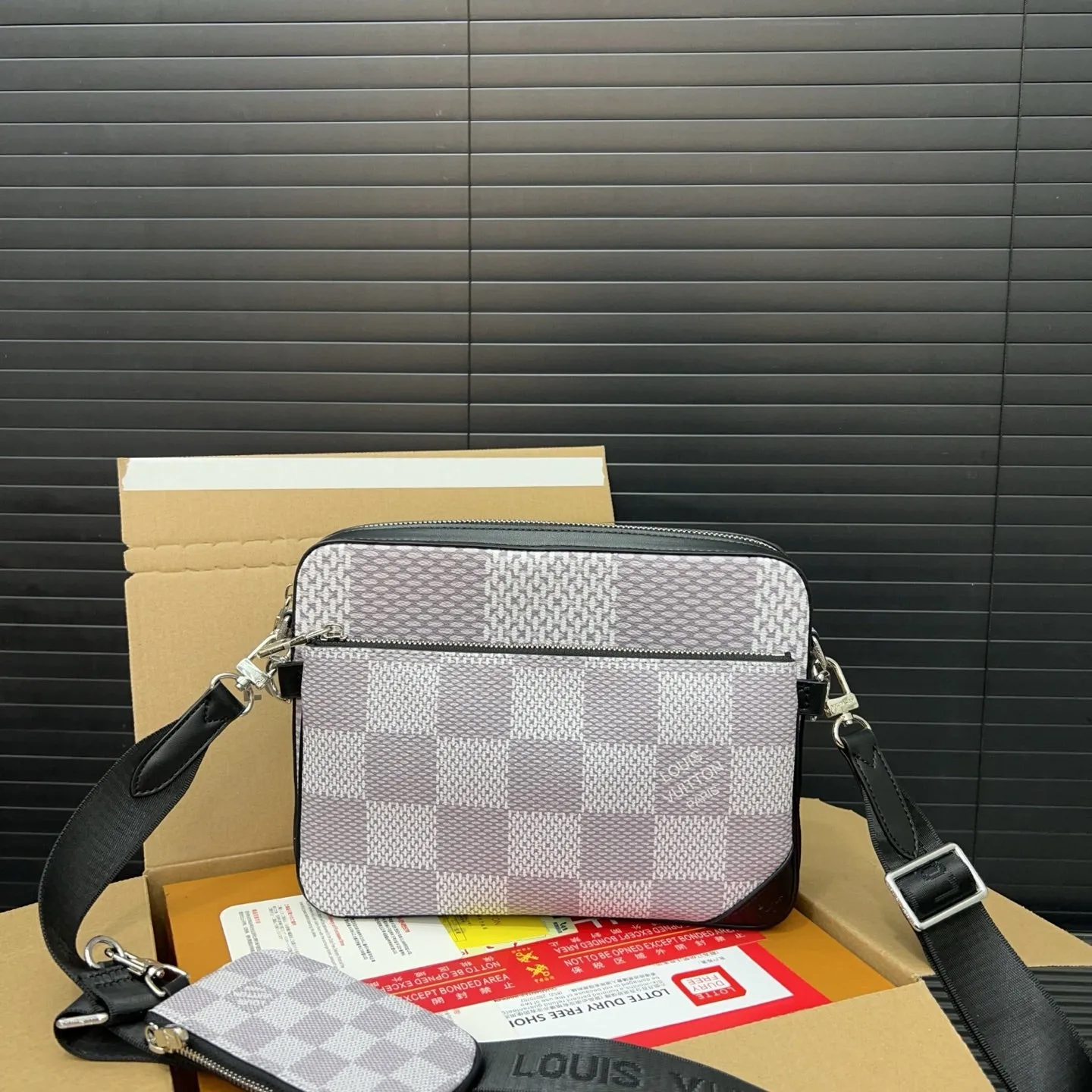 Chic plaid crossbody bag