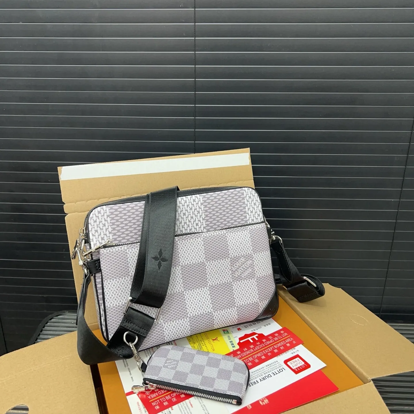Chic plaid crossbody bag