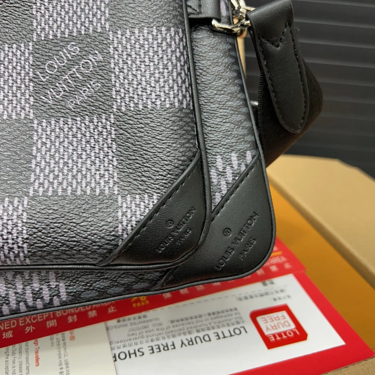 Chic plaid crossbody bag