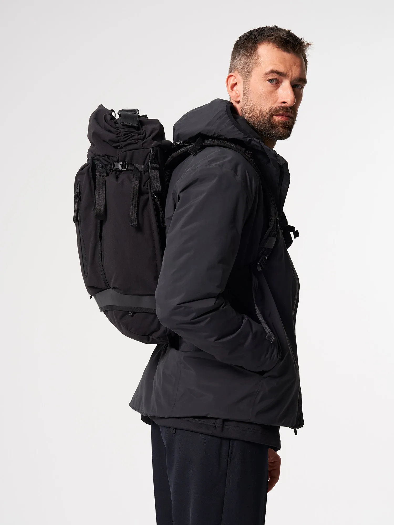 Komut Medium - Solid Black