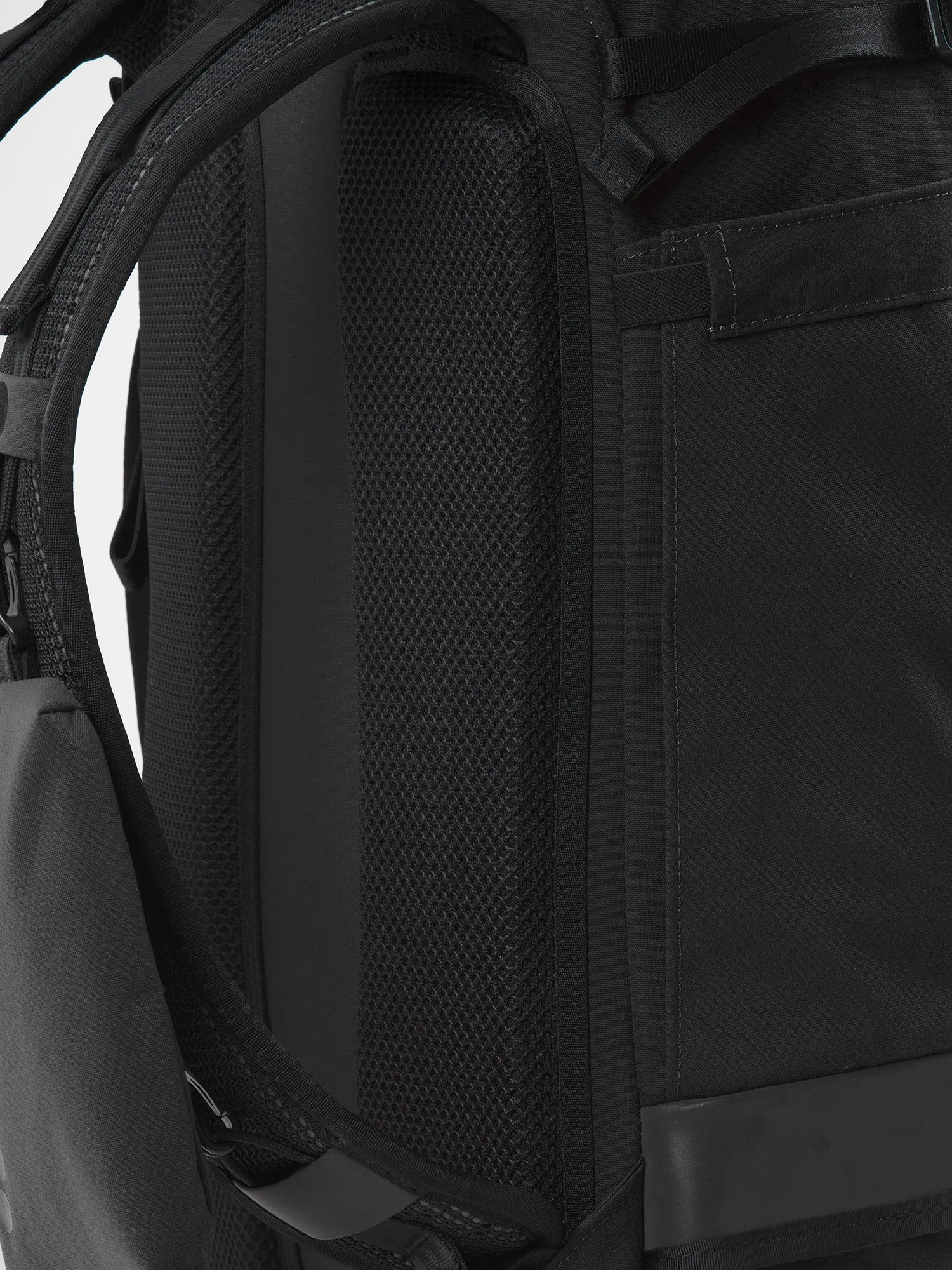 Komut Medium - Solid Black