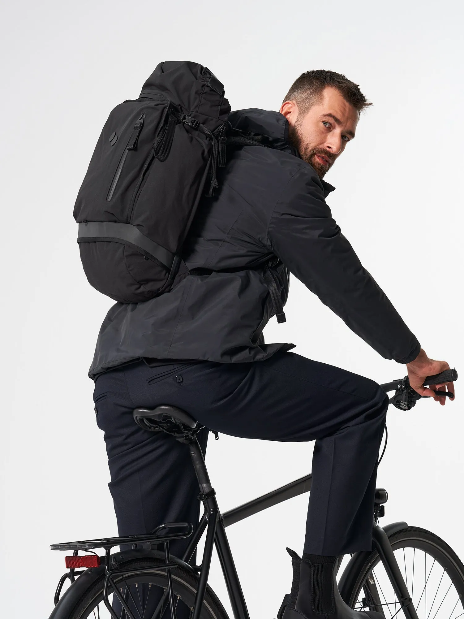 Komut Medium - Solid Black