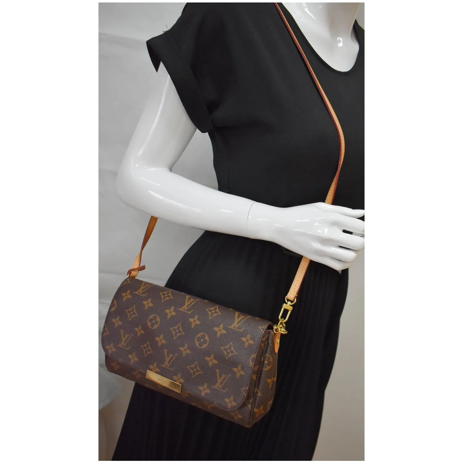 LOUIS VUITTON Favorite MM Monogram Canvas Crossbody Bag Brown