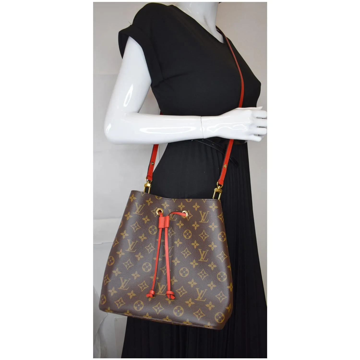 LOUIS VUITTON Neonoe Monogram Canvas Crossbody Bag Coquelicot
