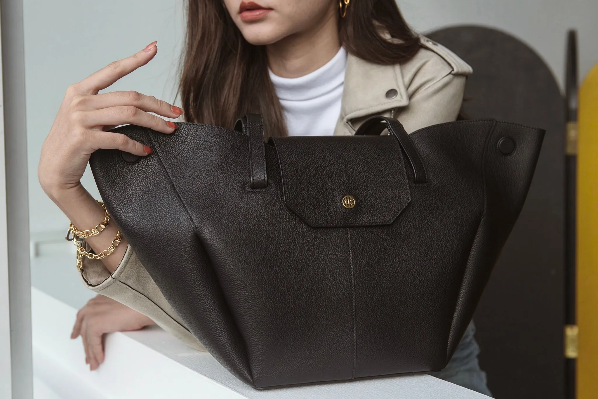 Madame || Black