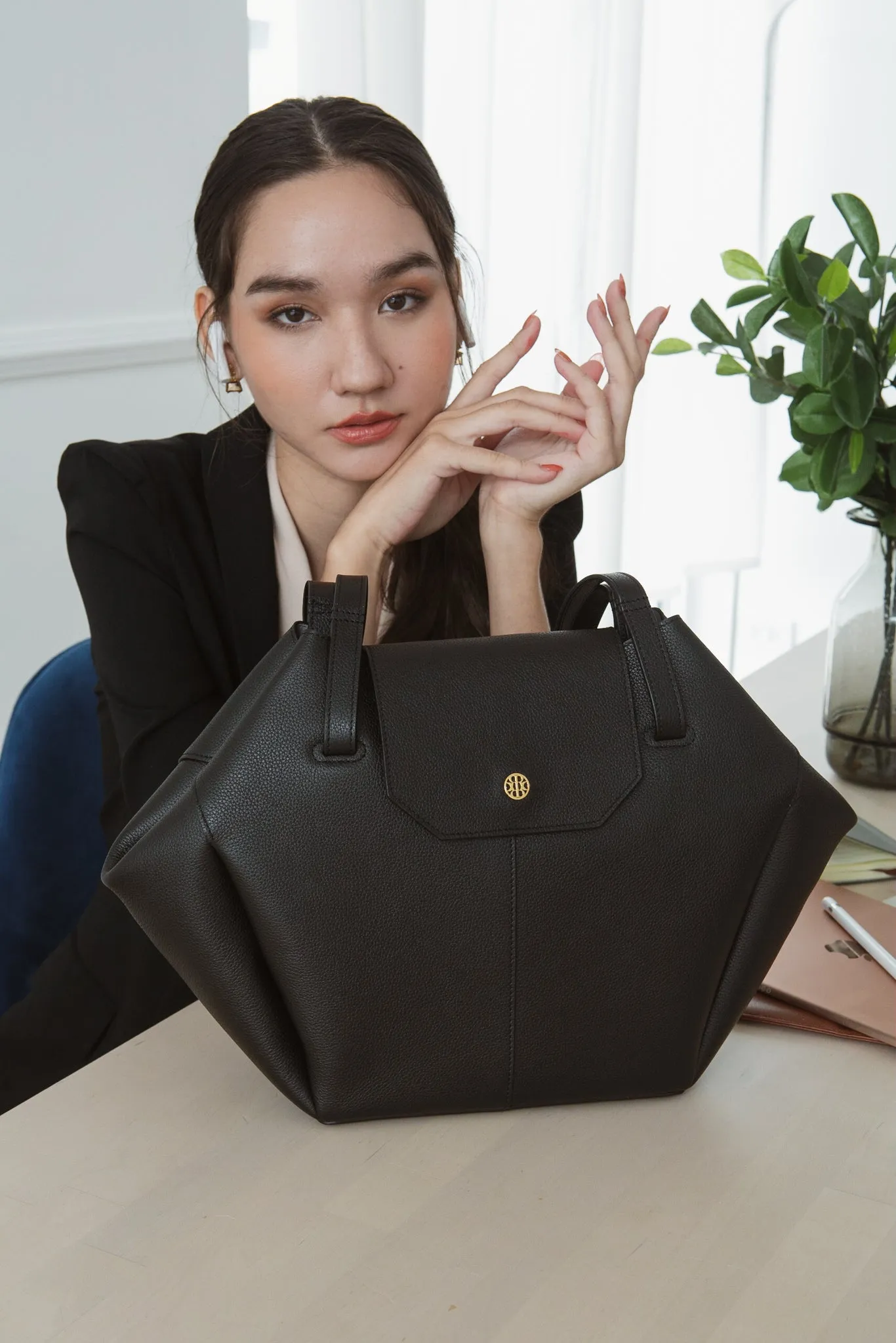 Madame || Black
