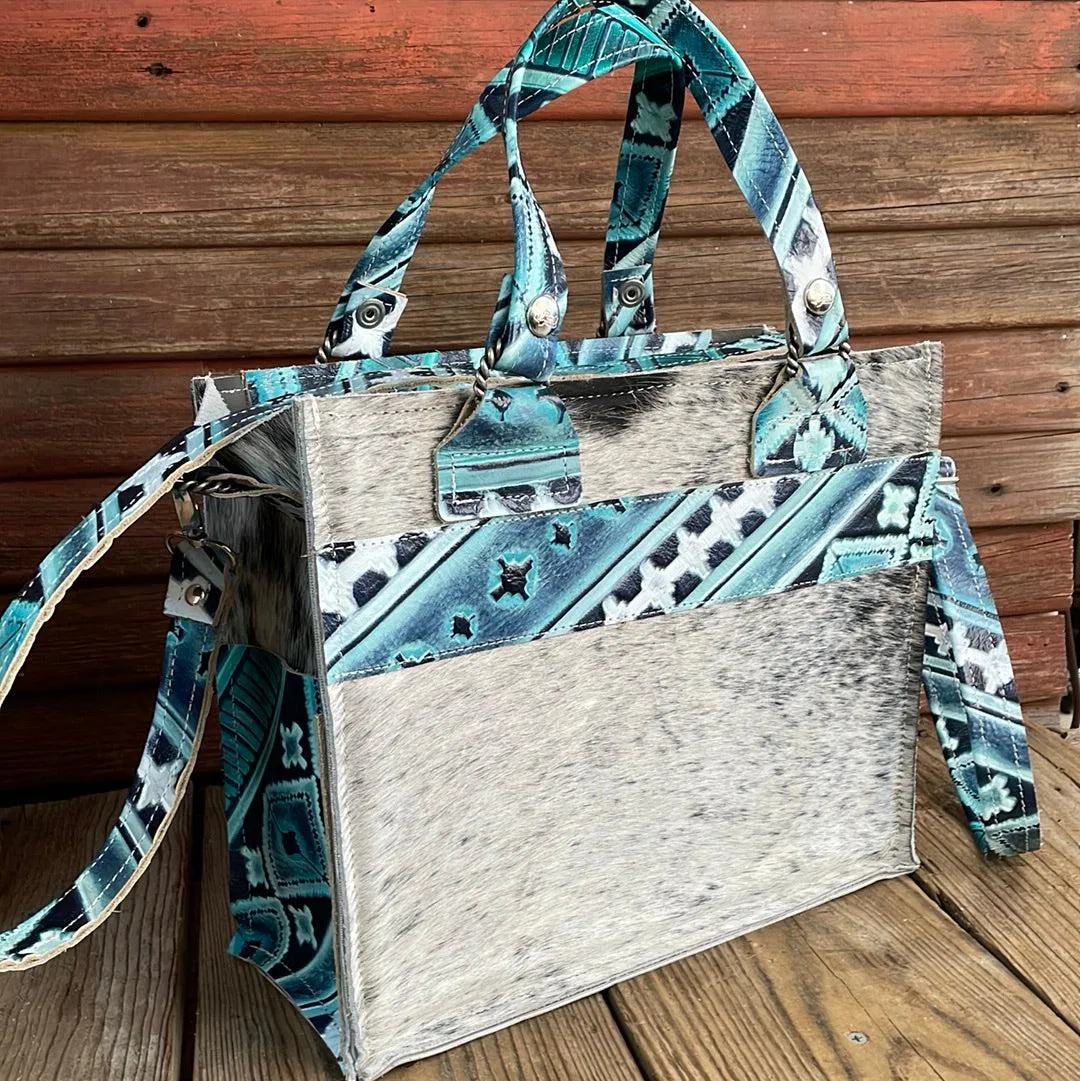 Minnie Pearl - Salt/Pepper w/ Glacier Park Navajo