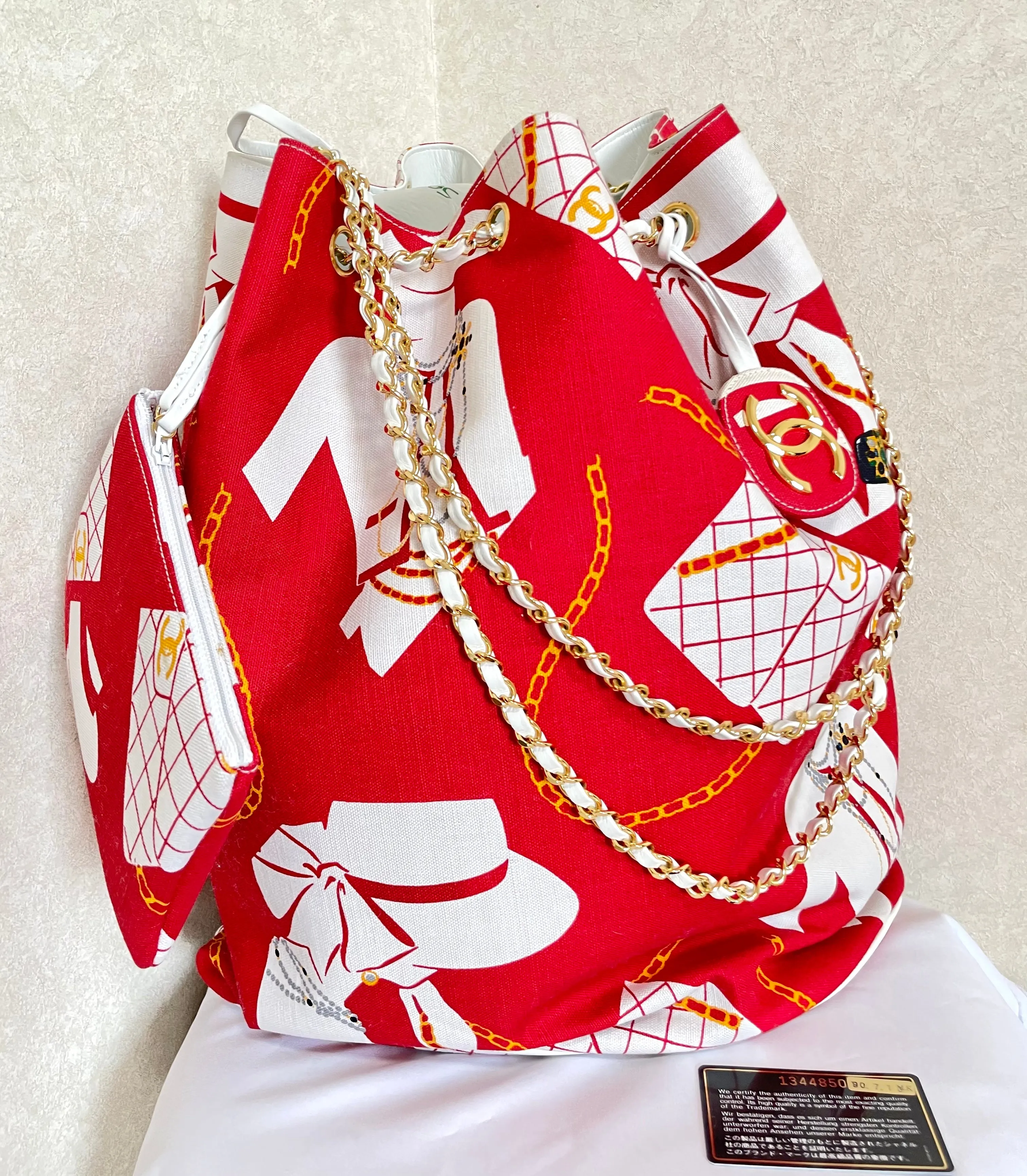 MINT. Vintage CHANEL red and white canvas large hobo shoulder bag with supermodel print and CC charm. Mademoiselle. 0407231