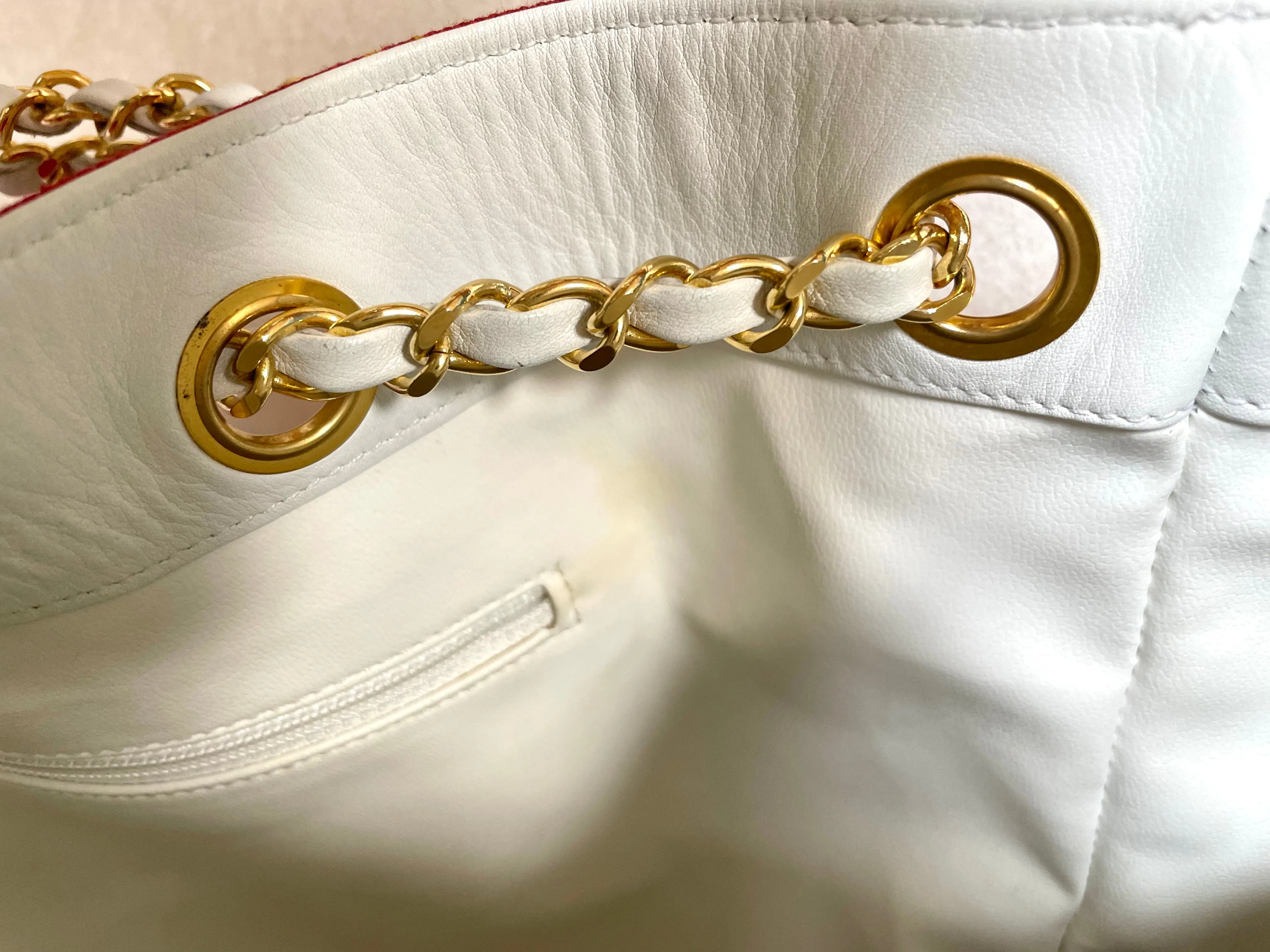 MINT. Vintage CHANEL red and white canvas large hobo shoulder bag with supermodel print and CC charm. Mademoiselle. 0407231