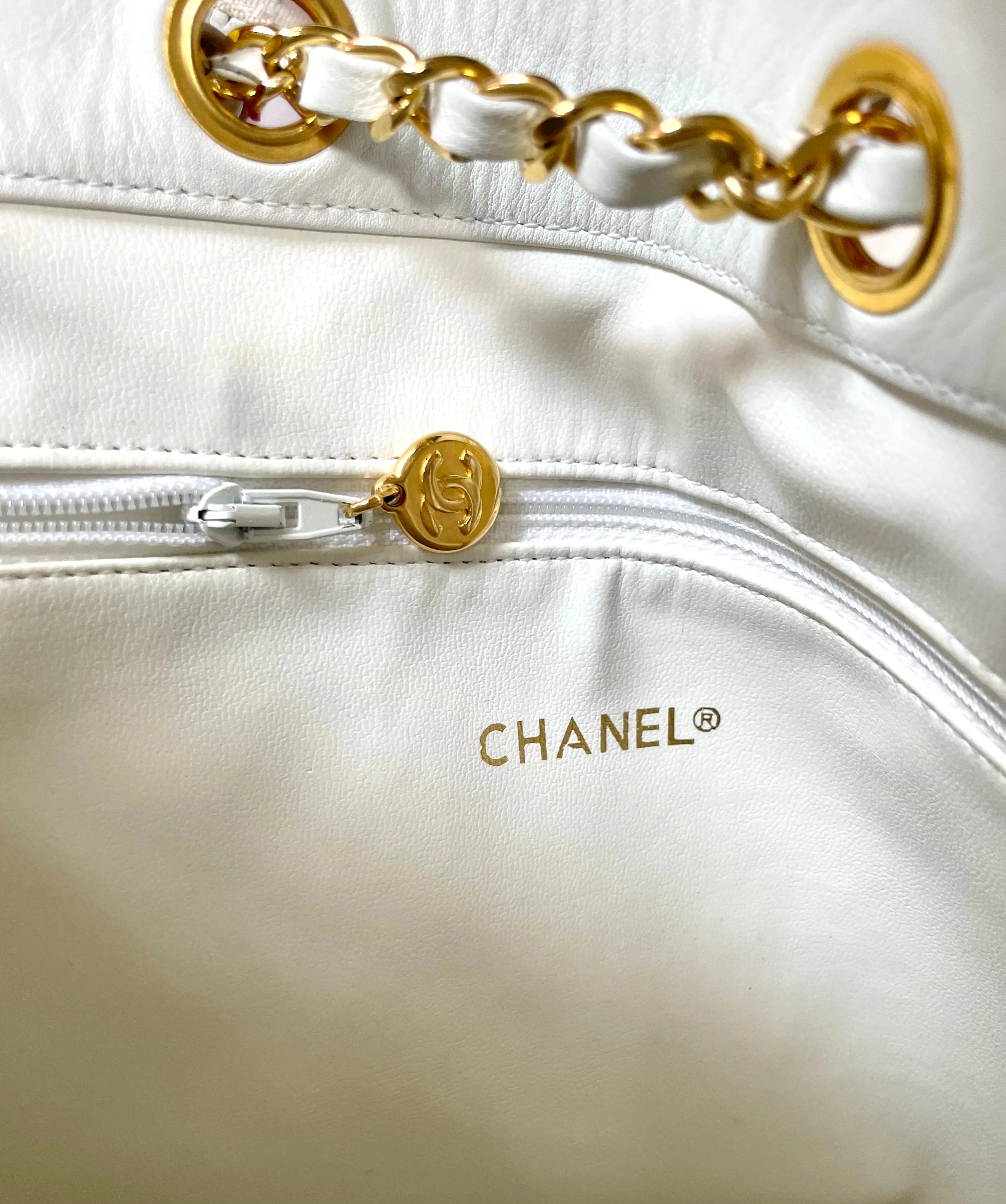 MINT. Vintage CHANEL red and white canvas large hobo shoulder bag with supermodel print and CC charm. Mademoiselle. 0407231