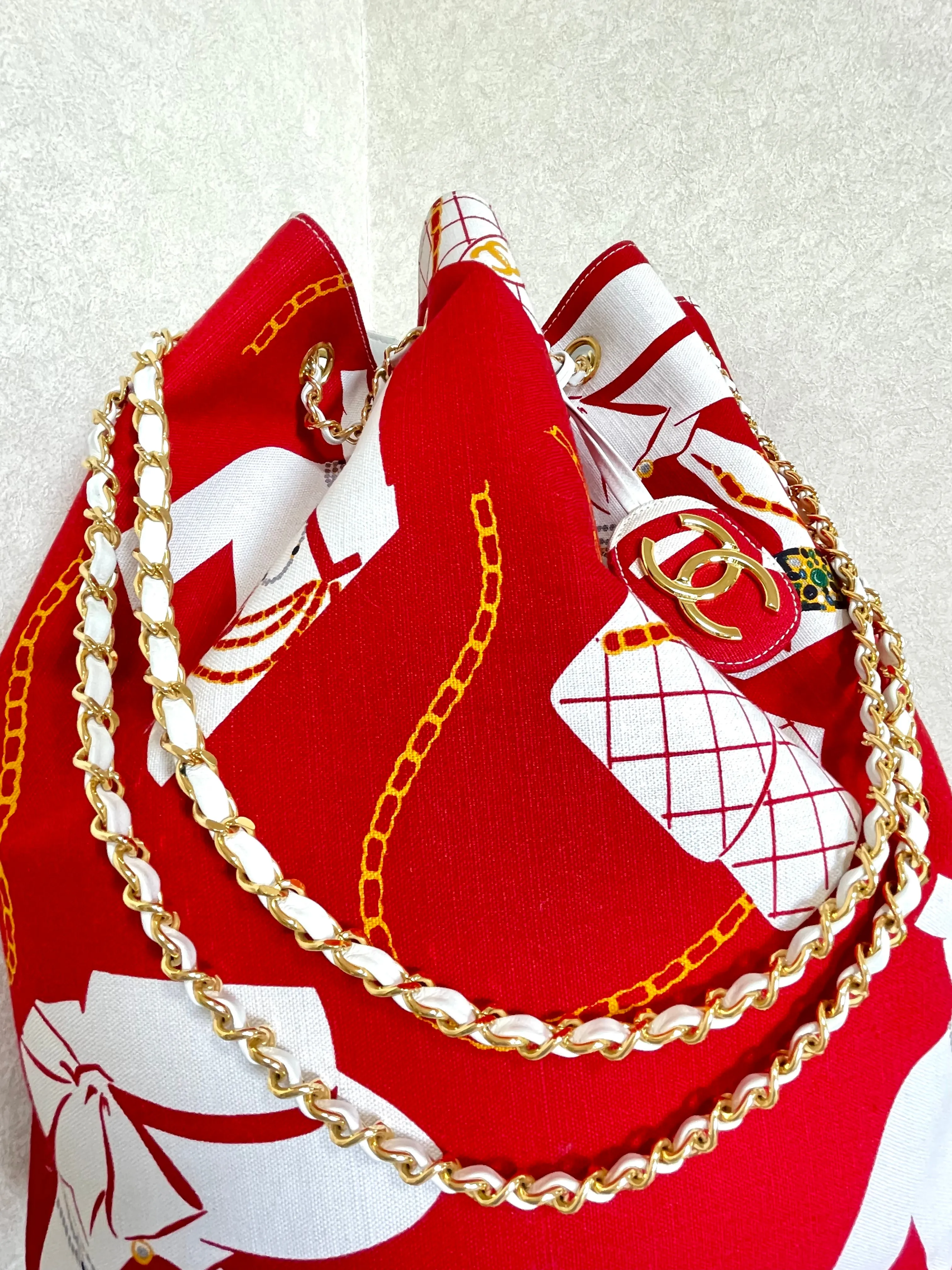 MINT. Vintage CHANEL red and white canvas large hobo shoulder bag with supermodel print and CC charm. Mademoiselle. 0407231