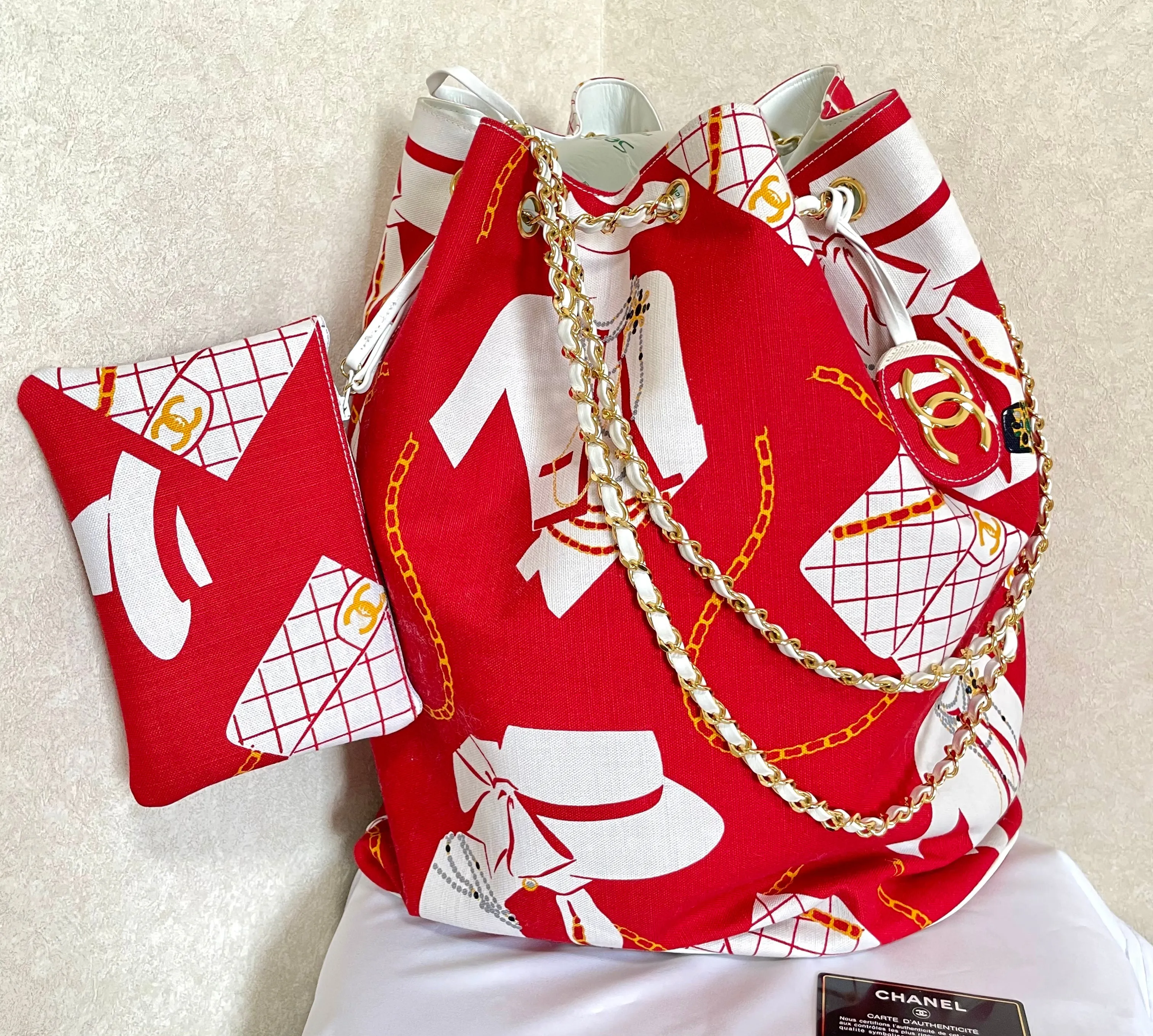 MINT. Vintage CHANEL red and white canvas large hobo shoulder bag with supermodel print and CC charm. Mademoiselle. 0407231