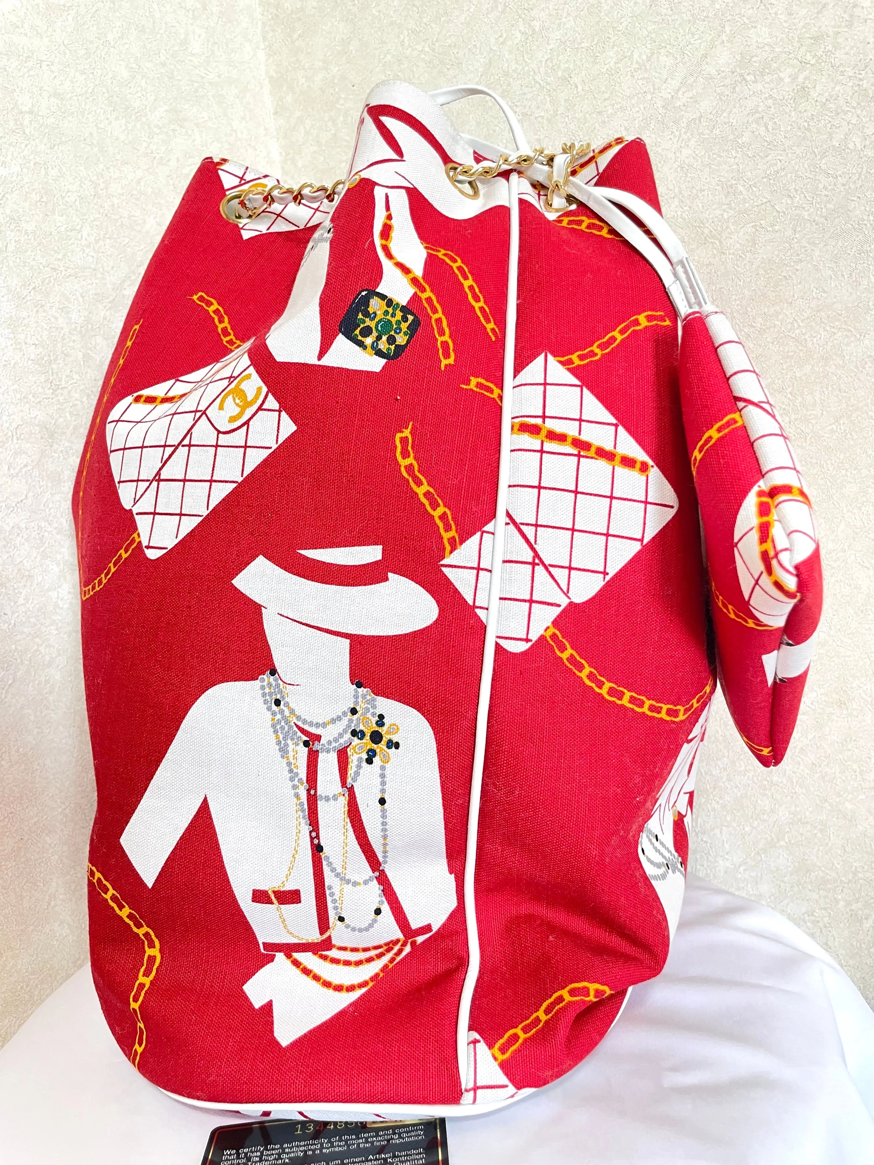 MINT. Vintage CHANEL red and white canvas large hobo shoulder bag with supermodel print and CC charm. Mademoiselle. 0407231