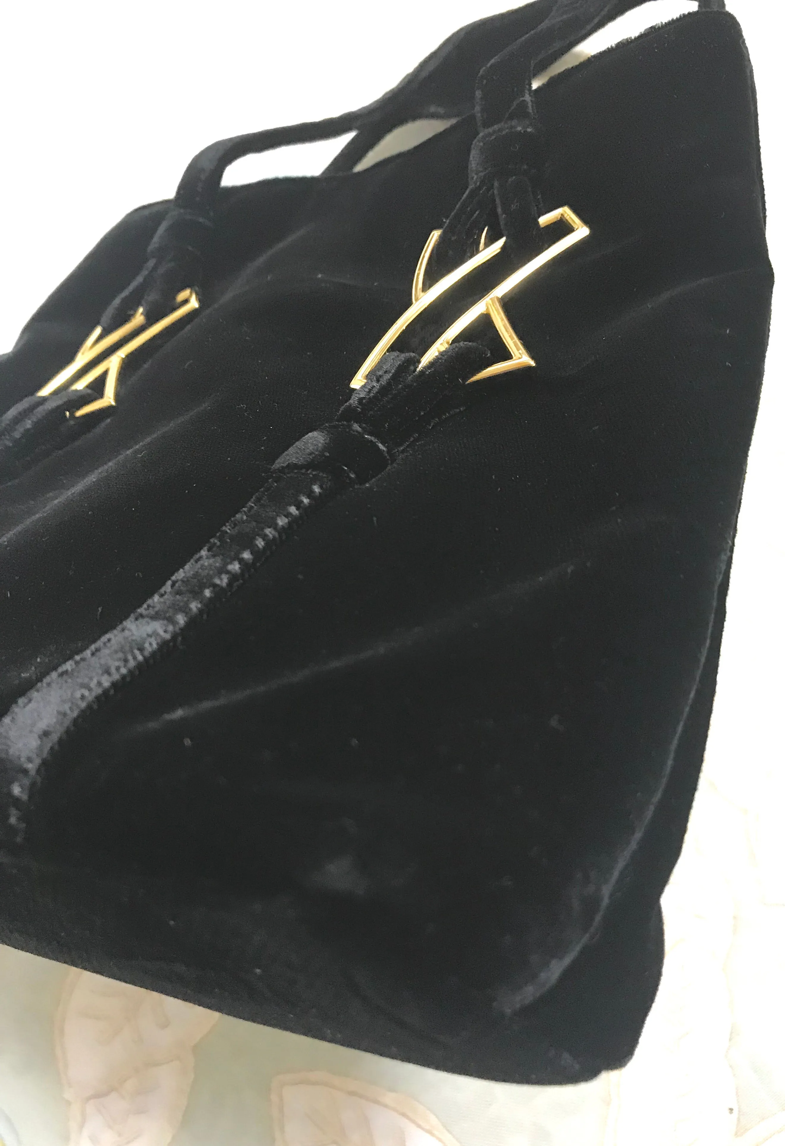 MINT. Vintage Paloma Picasso black velvet tote bag with golden logo motifs. Perfect casual use bag. 061105re3