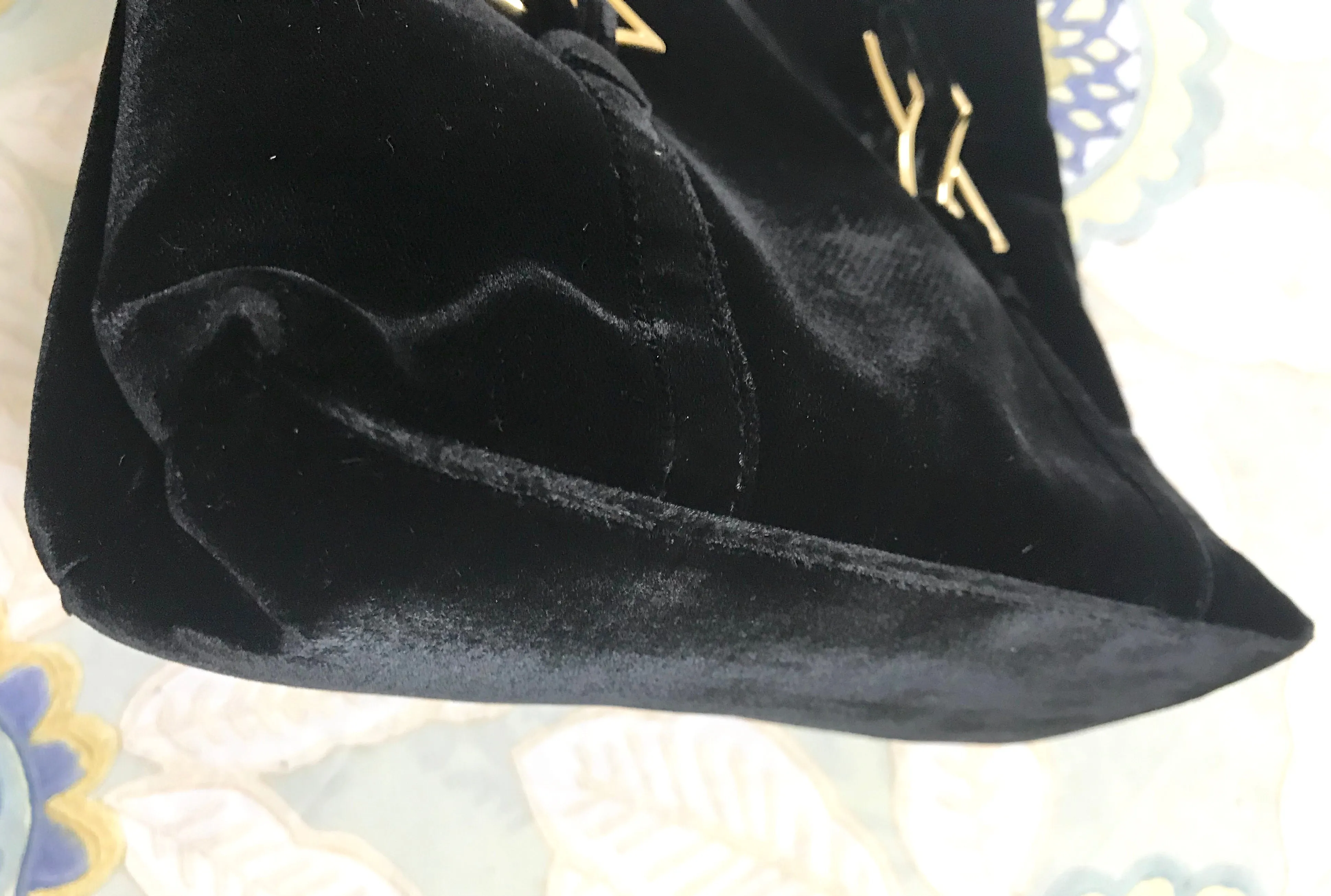 MINT. Vintage Paloma Picasso black velvet tote bag with golden logo motifs. Perfect casual use bag. 061105re3