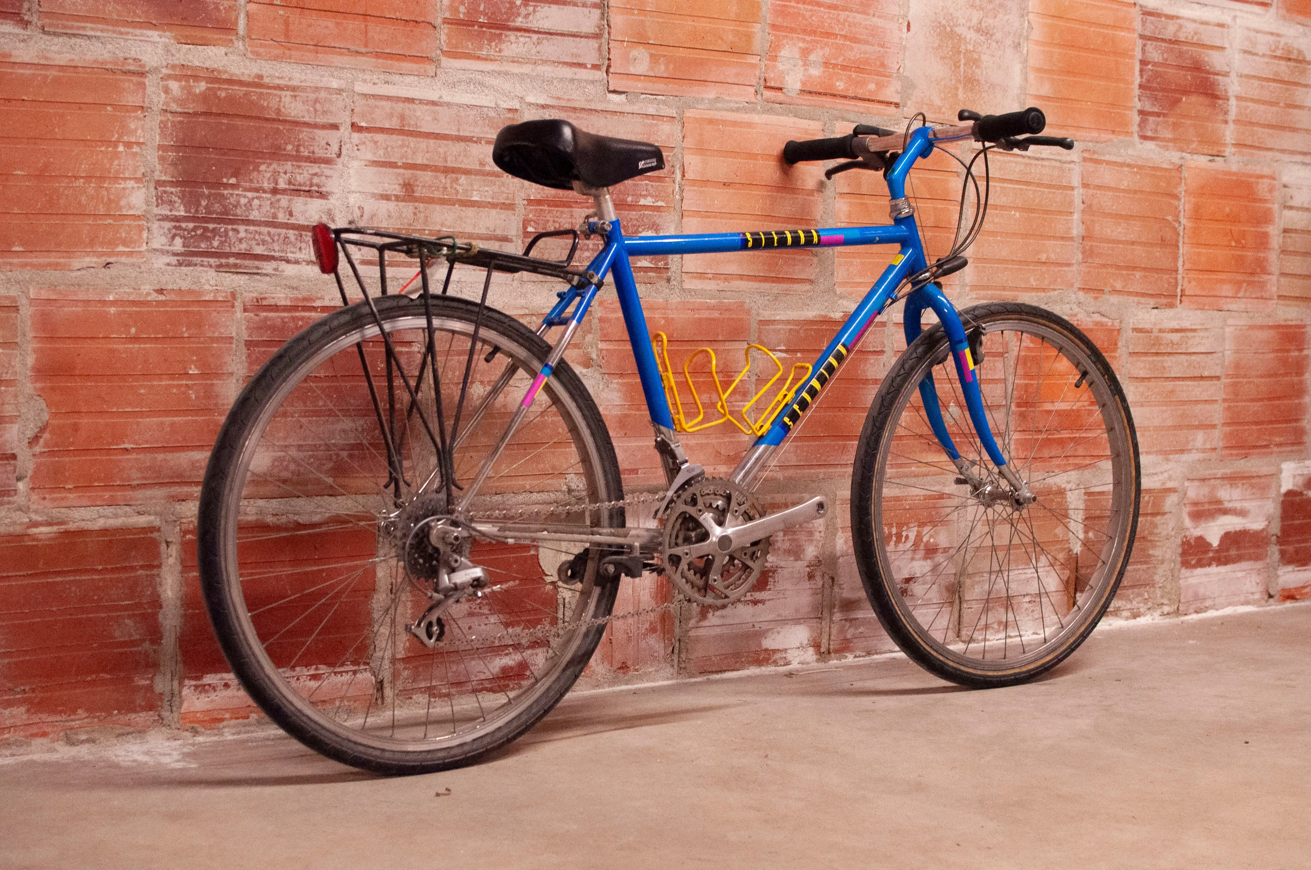 Schwinn Sierra Commuter Bike, Blue & Yellow, 44 cm
