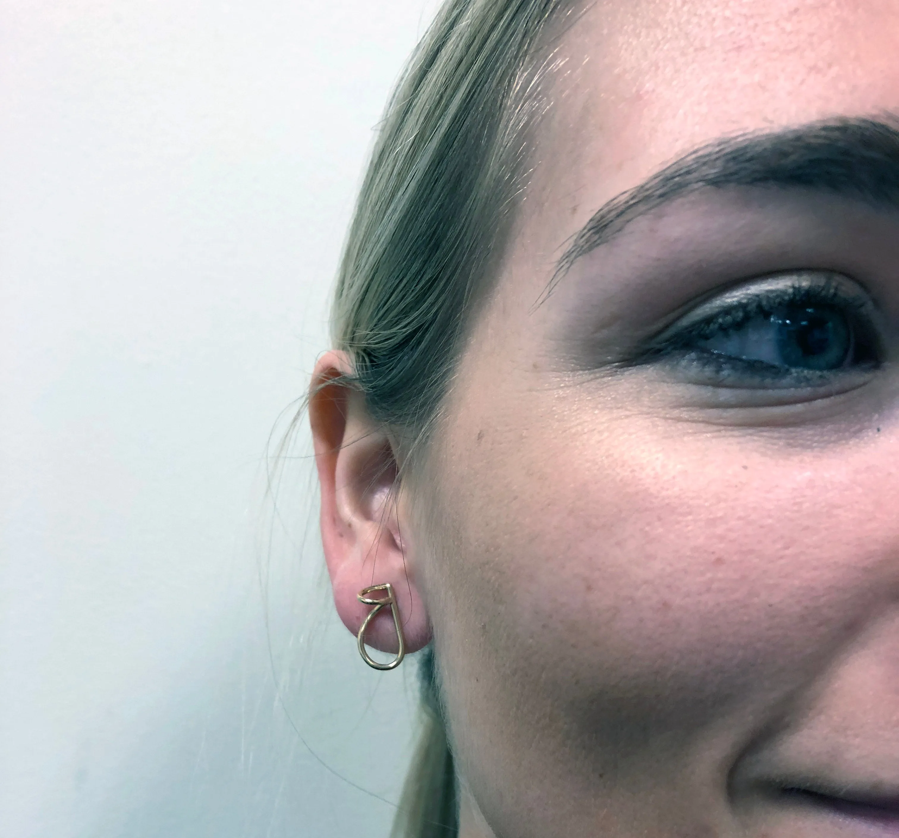 Verse 2 gold stud