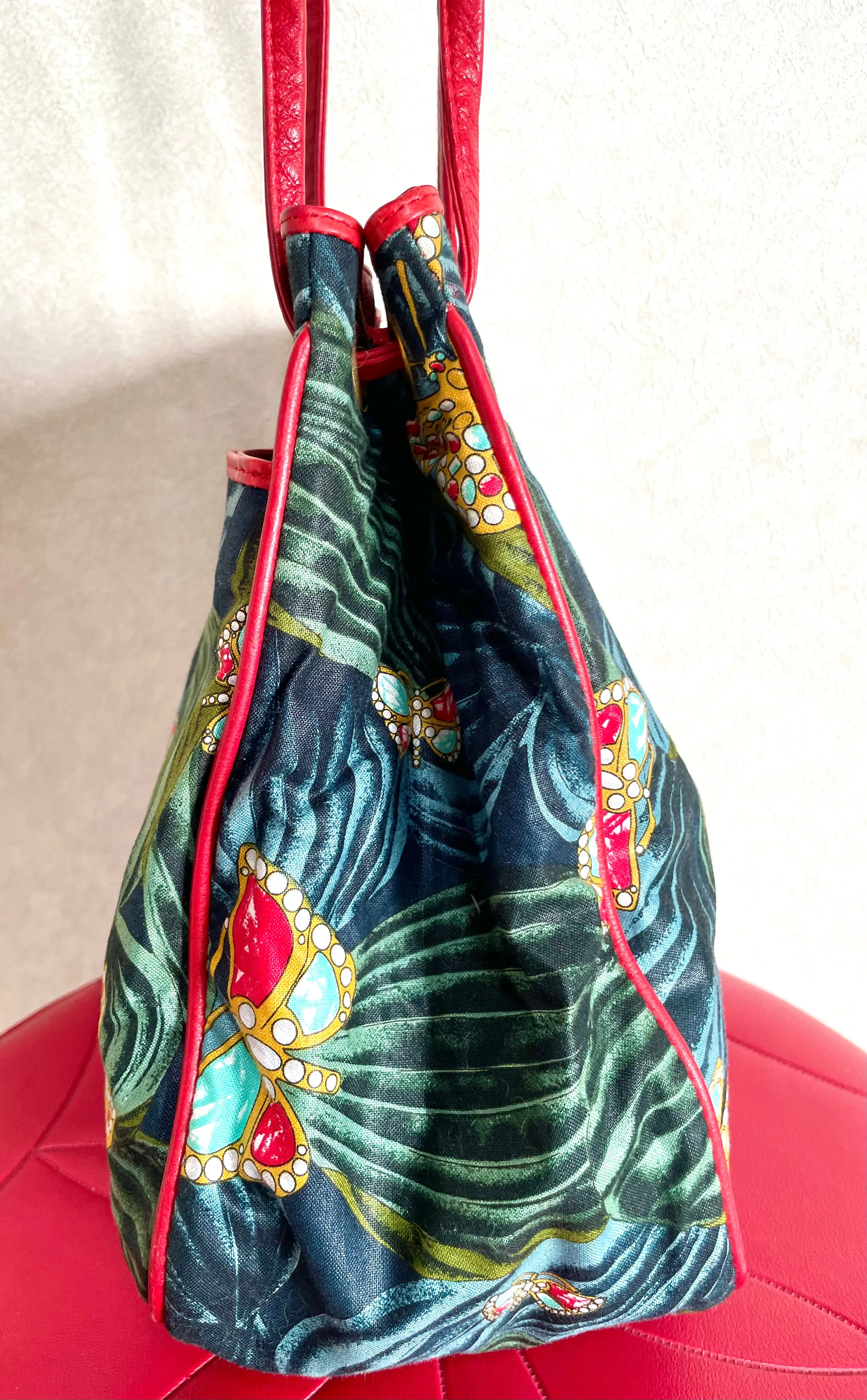 Vintage Bottega Veneta butterfly and leaf printed hobo bag with red leather trimmings. 050327ys3