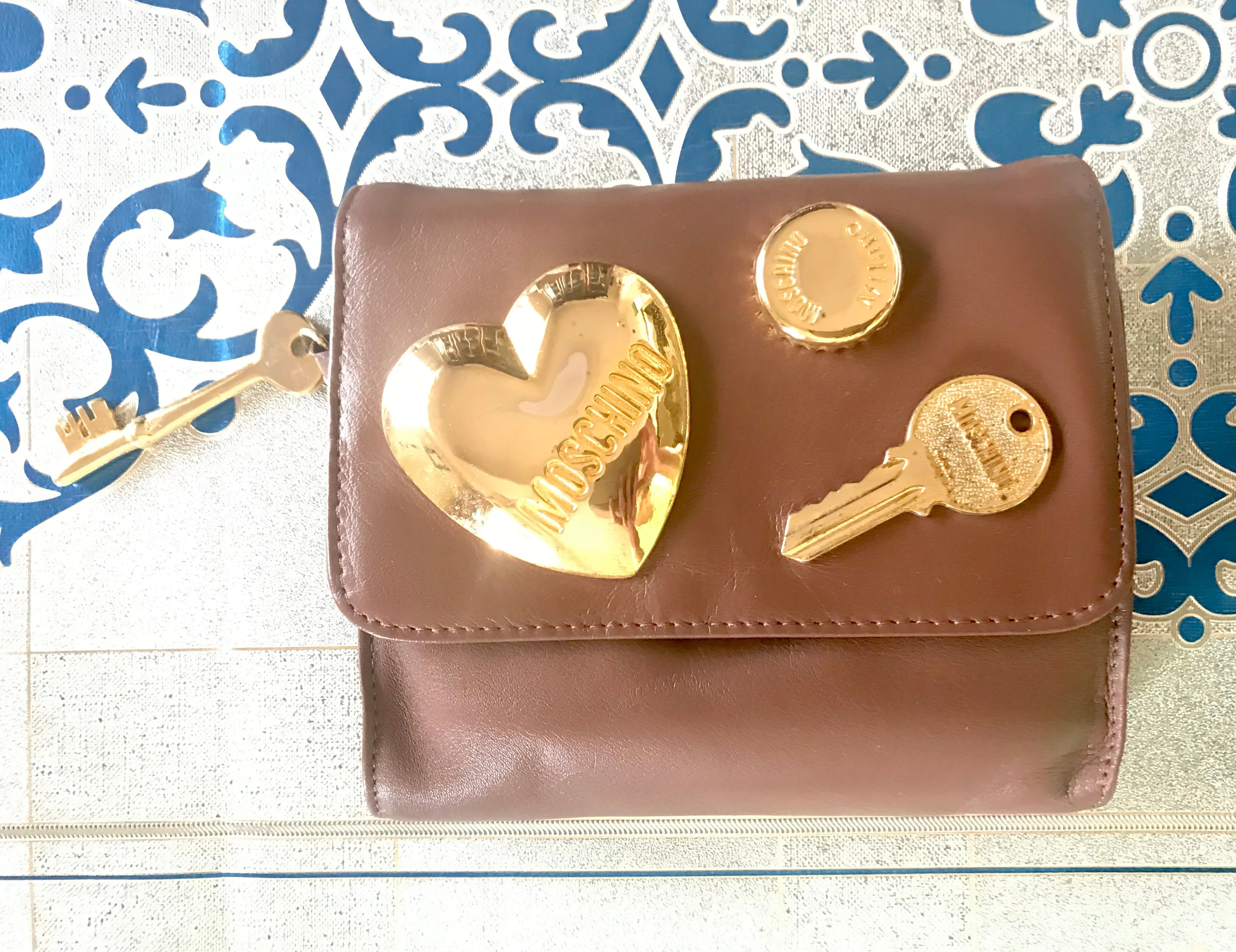 Vintage MOSCHINO brown leather purse, can be fanny bag, clutch bag with large golden heart and key motifs. So chic and mod