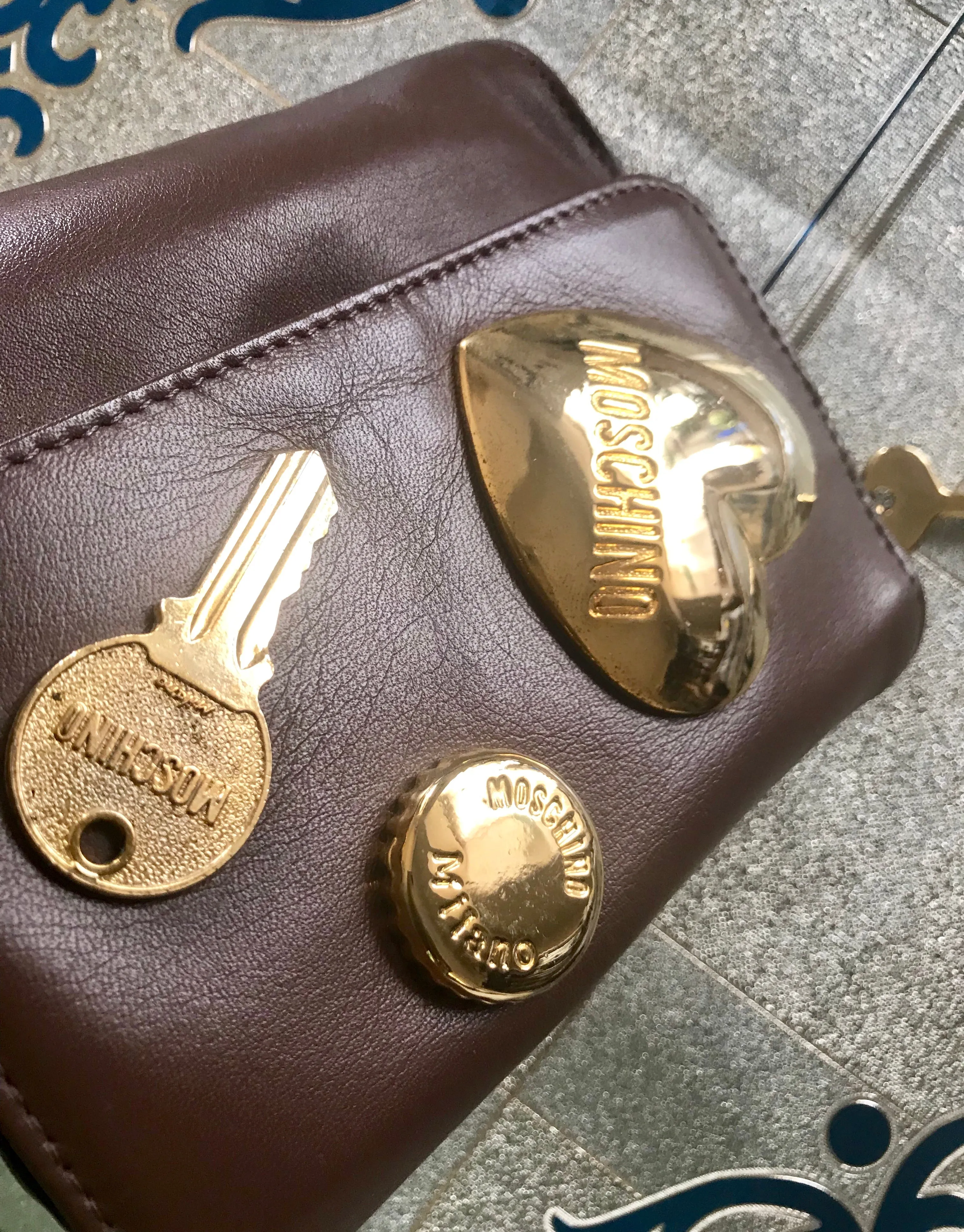 Vintage MOSCHINO brown leather purse, can be fanny bag, clutch bag with large golden heart and key motifs. So chic and mod